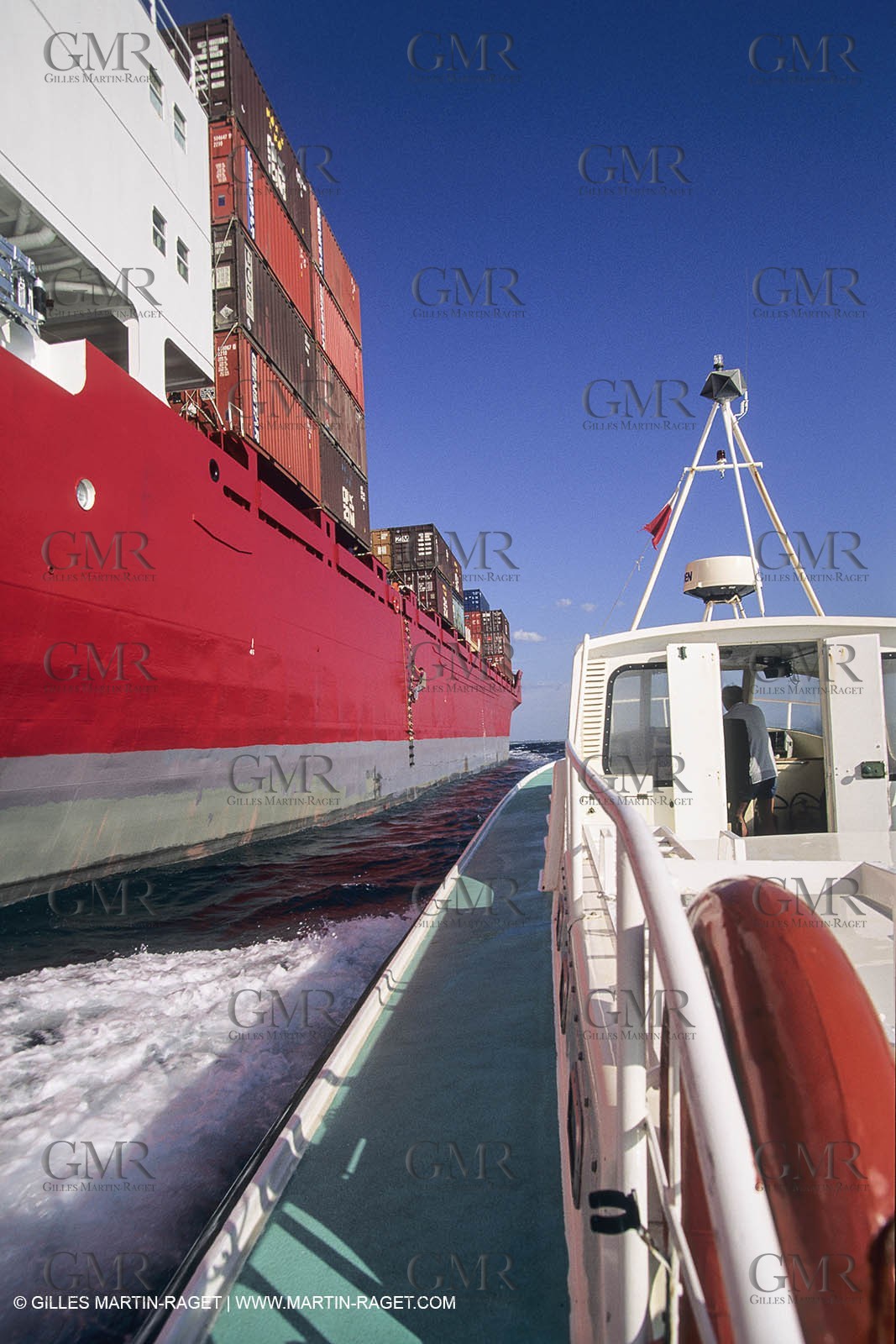 Monde maritime, opérations porturaires, ports, manoeuvres, marine world, harbour operations, maritime shipping,