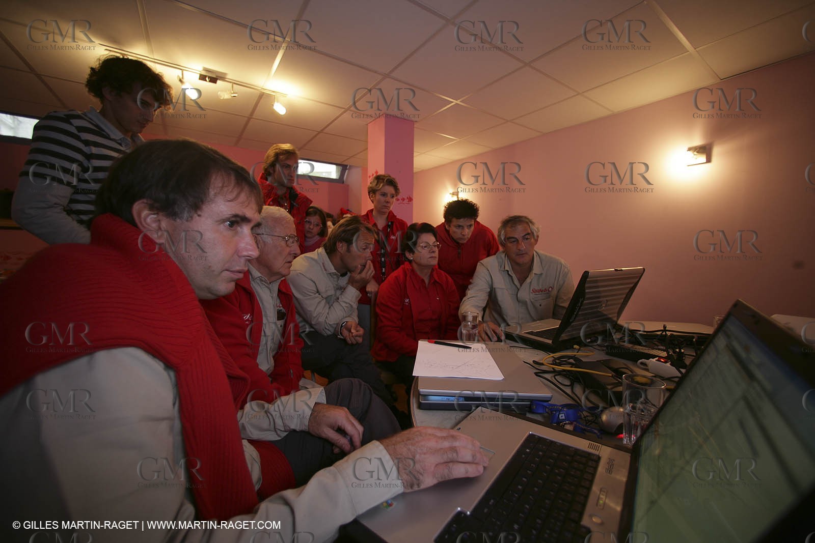 27 10 2006 - Saint Malo (FRA) - Route du Rhum 2006 - Thomas Coville prépare le départ avec ses sponsors et son équipe