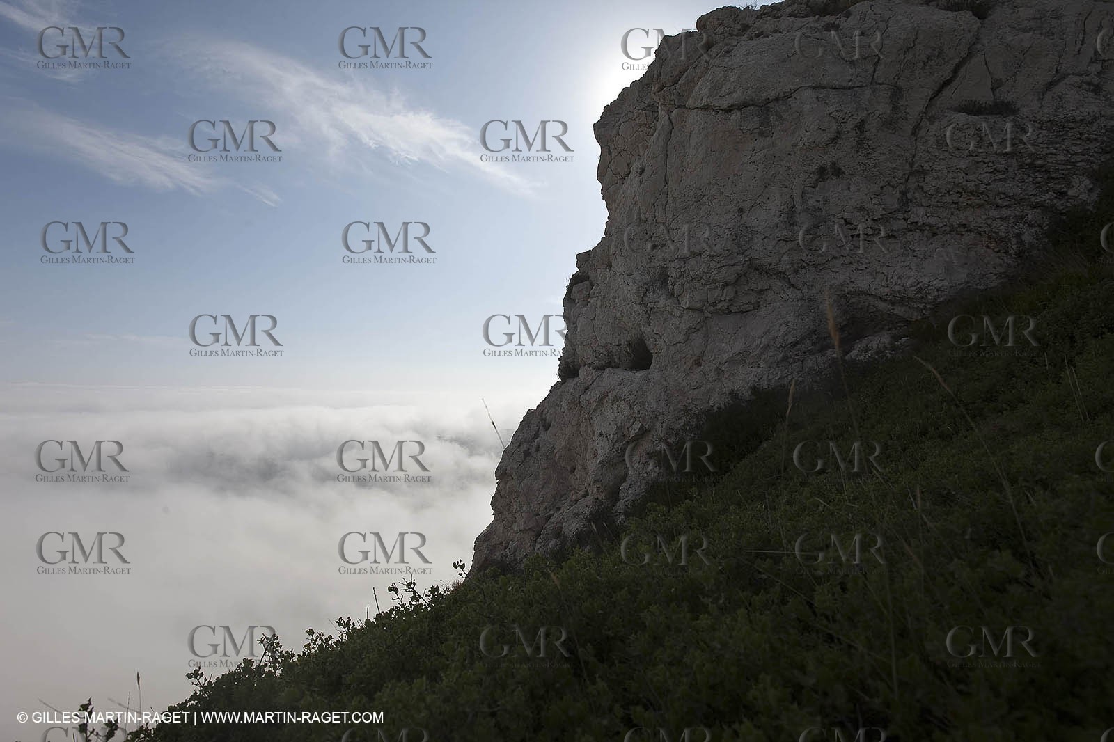 06 08 09 - Marseille - La neble - Brouillard sur les calanques et îles de Marseille