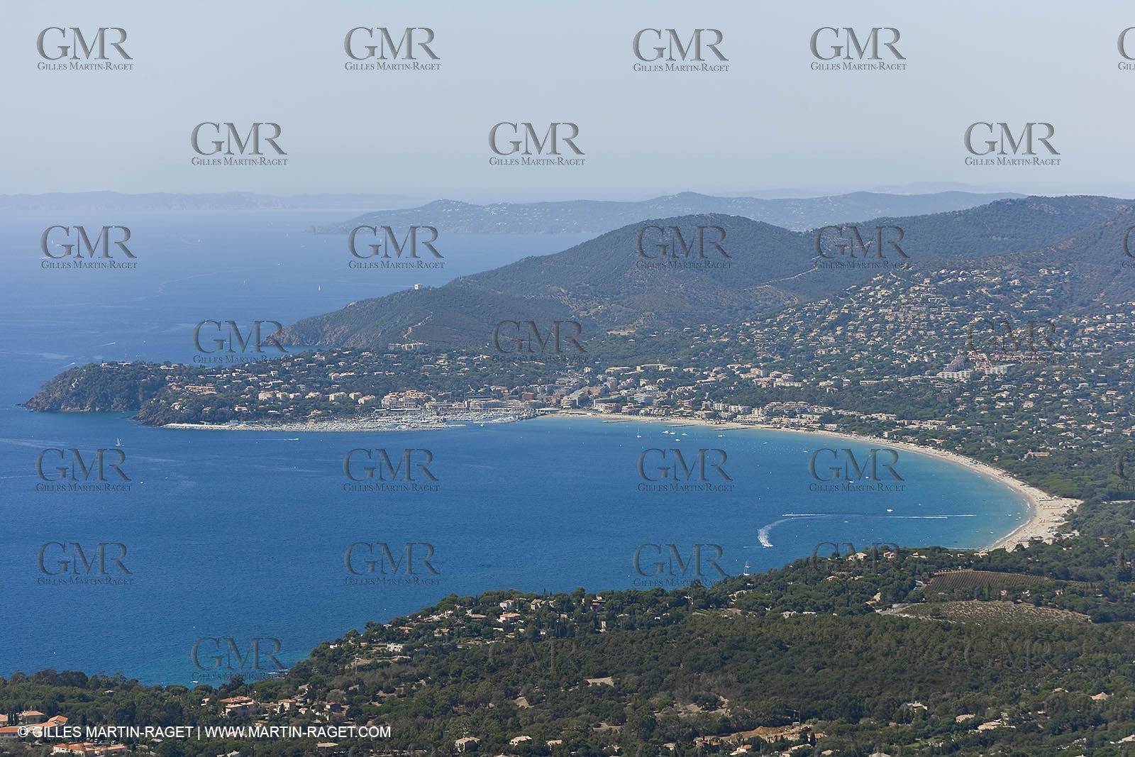 06 09 2007 - Saint Tropez (FRA, 83) - Superyachts - Motoryachts - Mangusta 92 Triple Fun à Saint Tropez - Au mouillage devant le Club 55 à la plage de Pampelonne