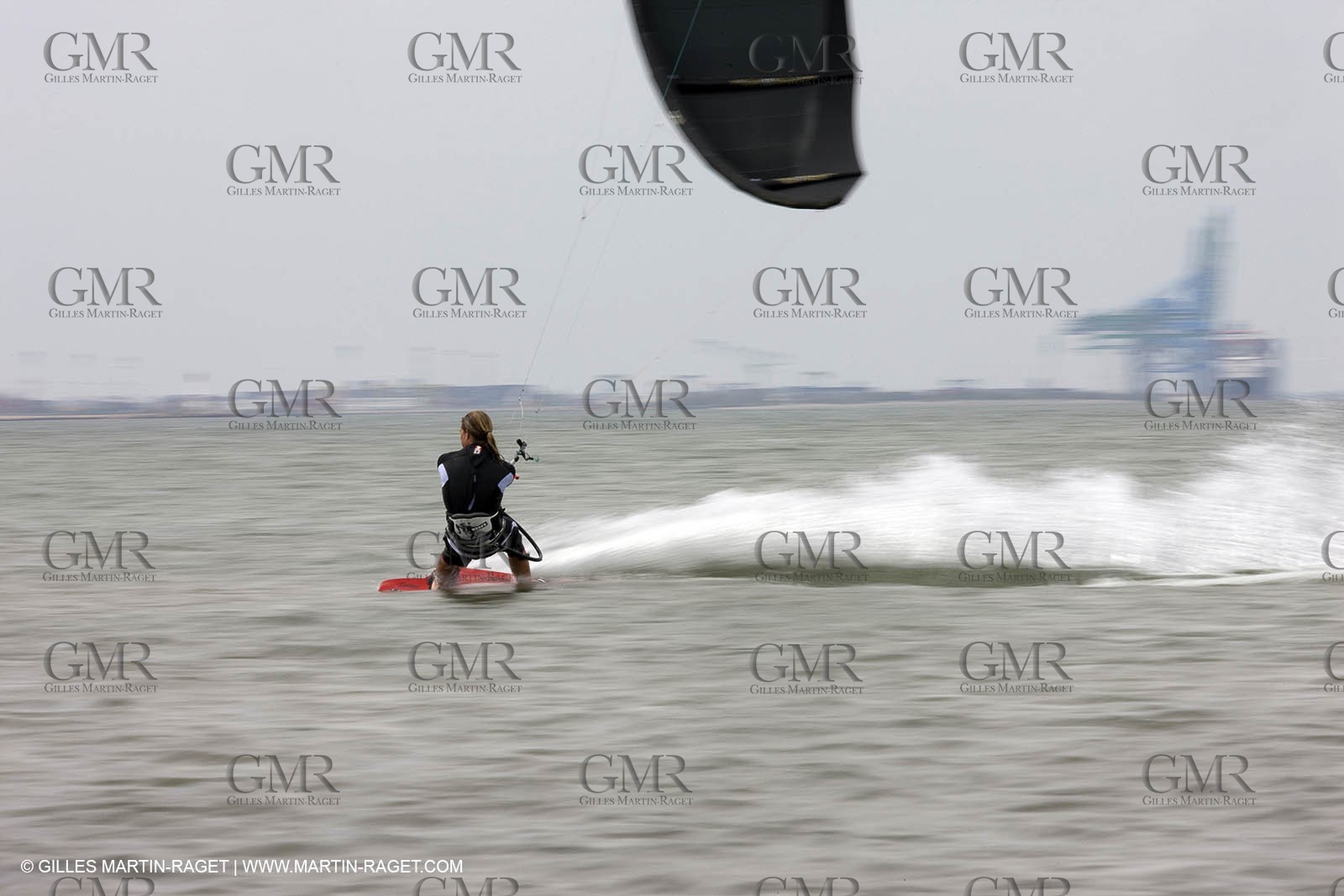08 05 2008 - Port Saint Louis du Rhône (FRA, 13) - kite surfer Alexandre Caizergues à l'entraînement