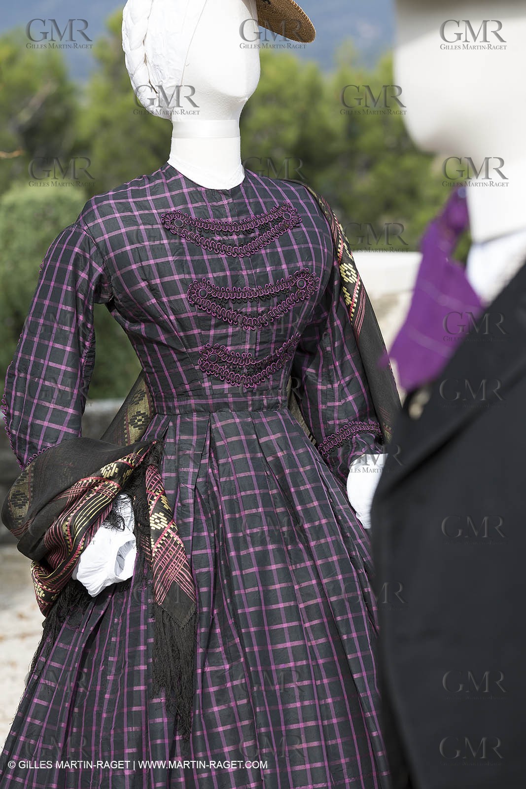 31 10 2013 - Ansouis (FRA,84) - Chateau d'Ansouis - Costumes de l'exposition Habits d'hommes