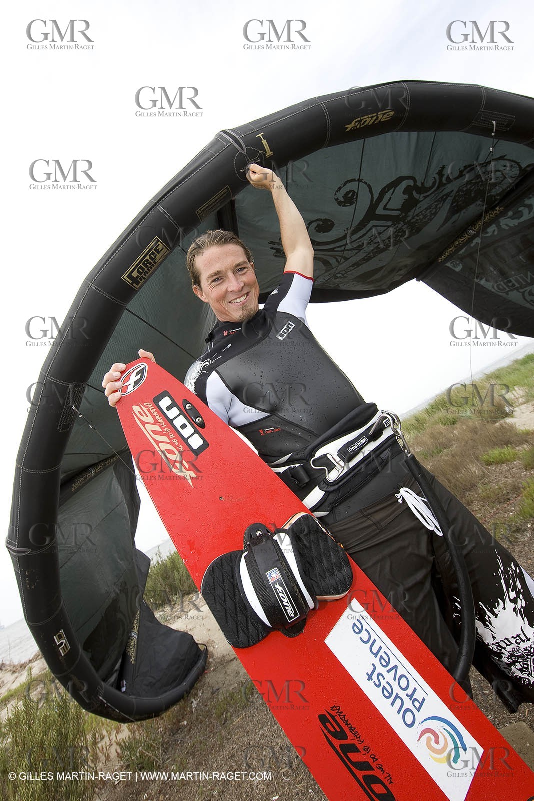 08 05 2008 - Port Saint Louis du Rhône (FRA, 13) - kite surfer Alexandre Caizergues à l'entraînement