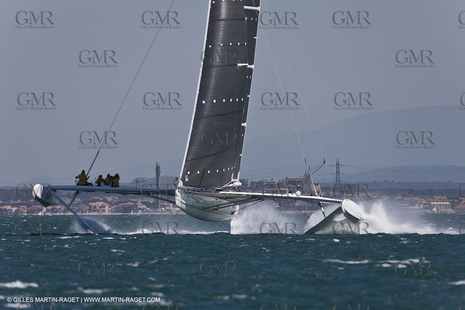 04 07 08 - Port Saint Louis du Rhône - L'Hydroptère à l' entrainement