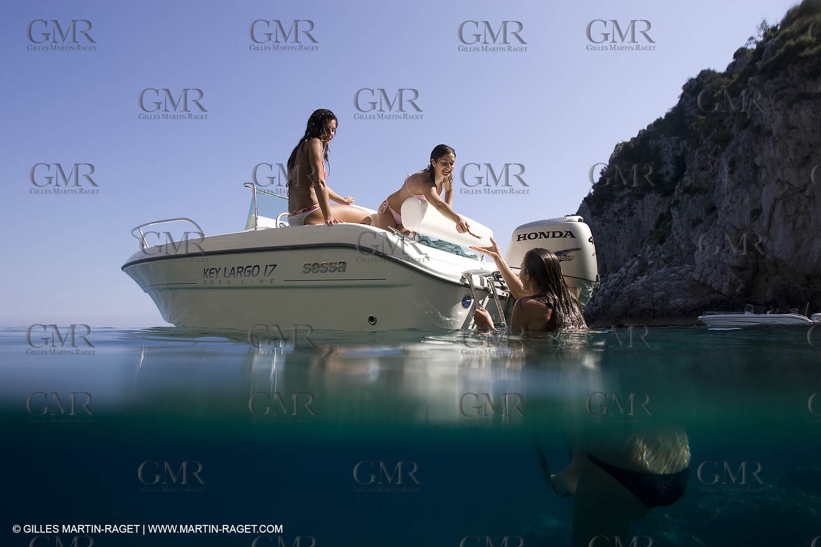 Bateau à Moteur au mouillage