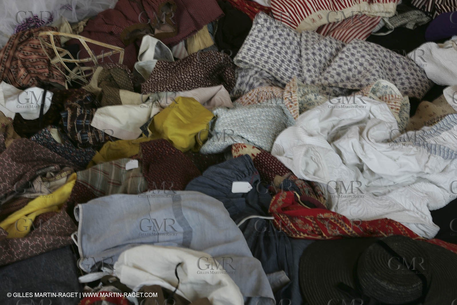 May 2004 - La Tour d'Aigues (FRA, 84) - Old costumes for women of the South exhibition