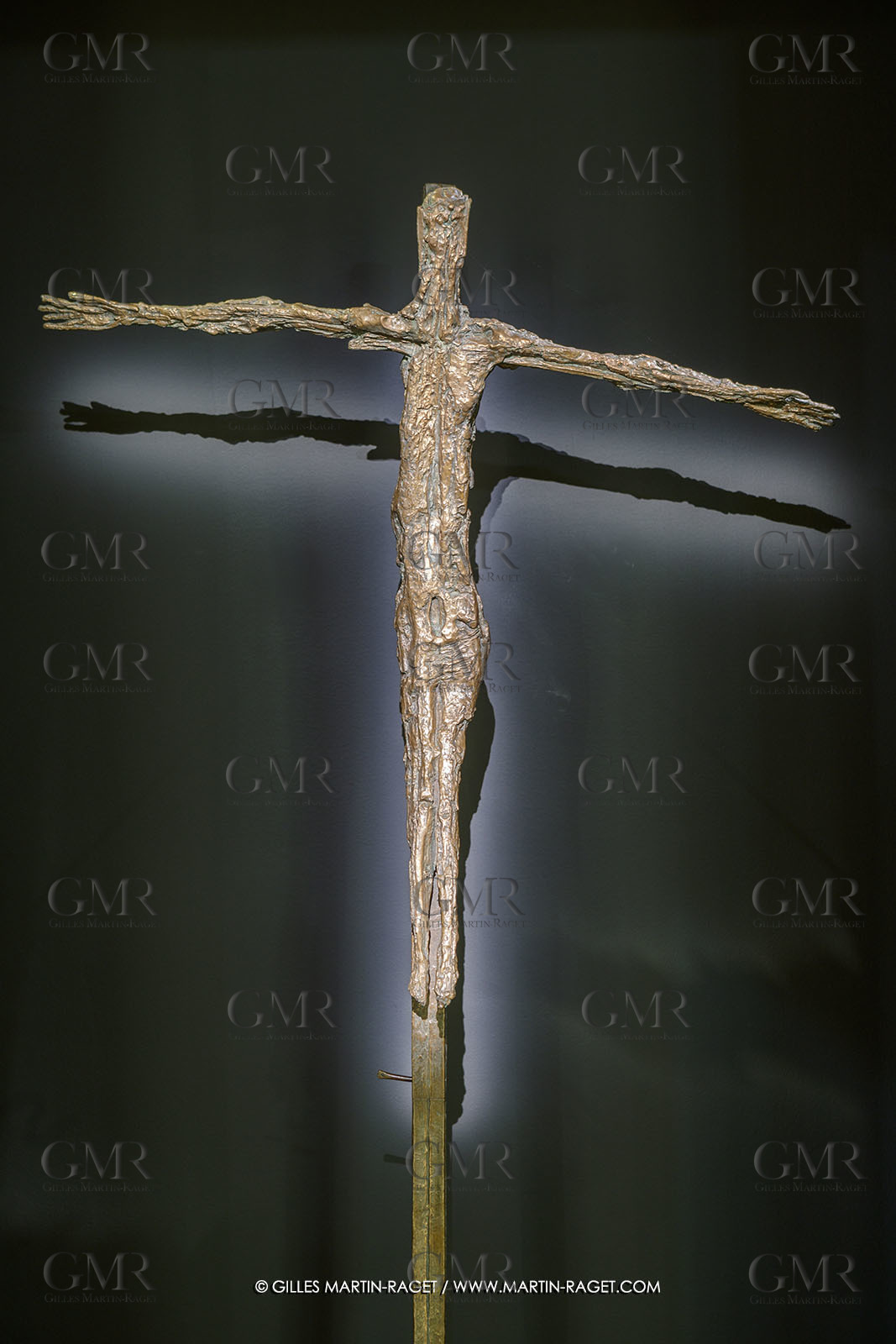 02 05 2023, Paris (FRA), oeuvre de Germaine Richier, Exposition Centre Pompidou 2023, Christ d'Assy 1950, Bronze naturel nettoyé, 235 x 138 x 31,6 cm, Fondeur : Alexis Rudier, Paris, Diocèse d'Annecy, Annecy, classement au titre des Monuments historiques par arr^été du 15 mars 1971