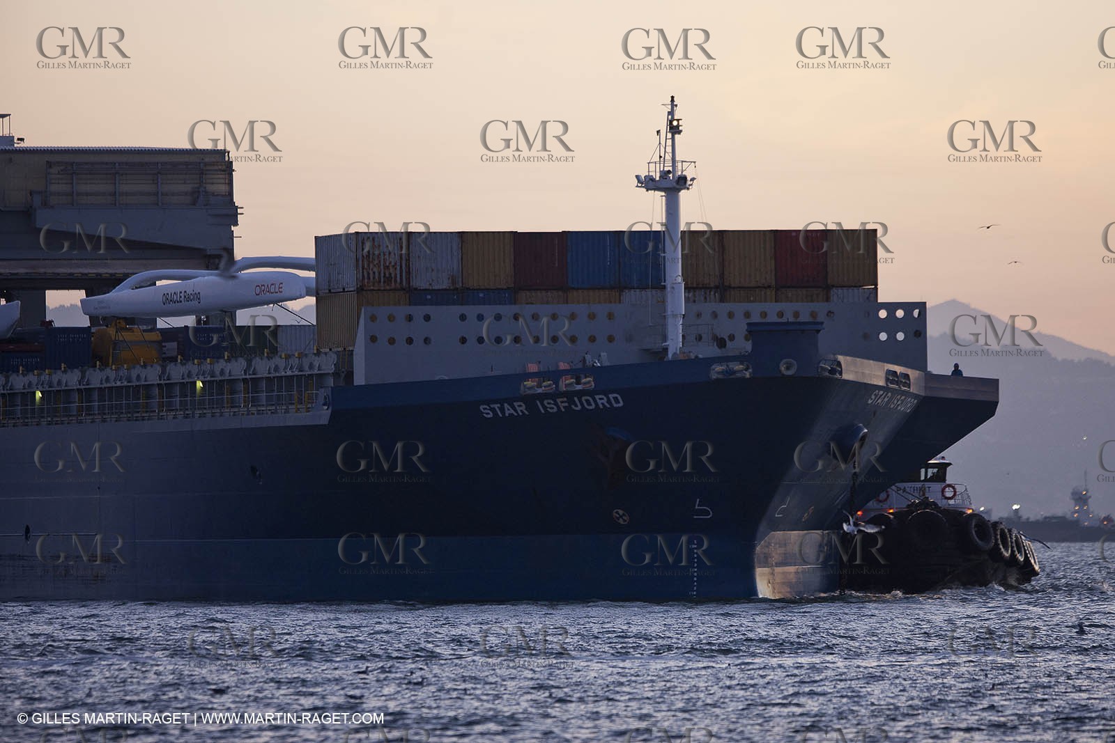 01 03 2011 - San Frnacisco (USA,CA) - Harbour operations - ship details - ship unloading - containers