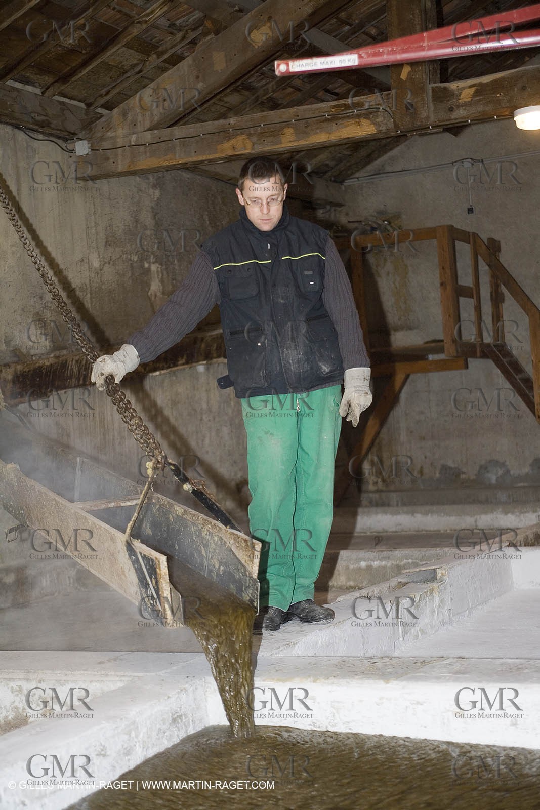 01 02 2007 - Salon de Provence - Fabrication traditionelle du savon de Marseille aux savonneries Marius Fabre - Coulée dans les bacs**01 02 2007 - Salon de Provence - Traditional soap of Marseille making at Marius Fabre soap maker - soap sent in open tanks