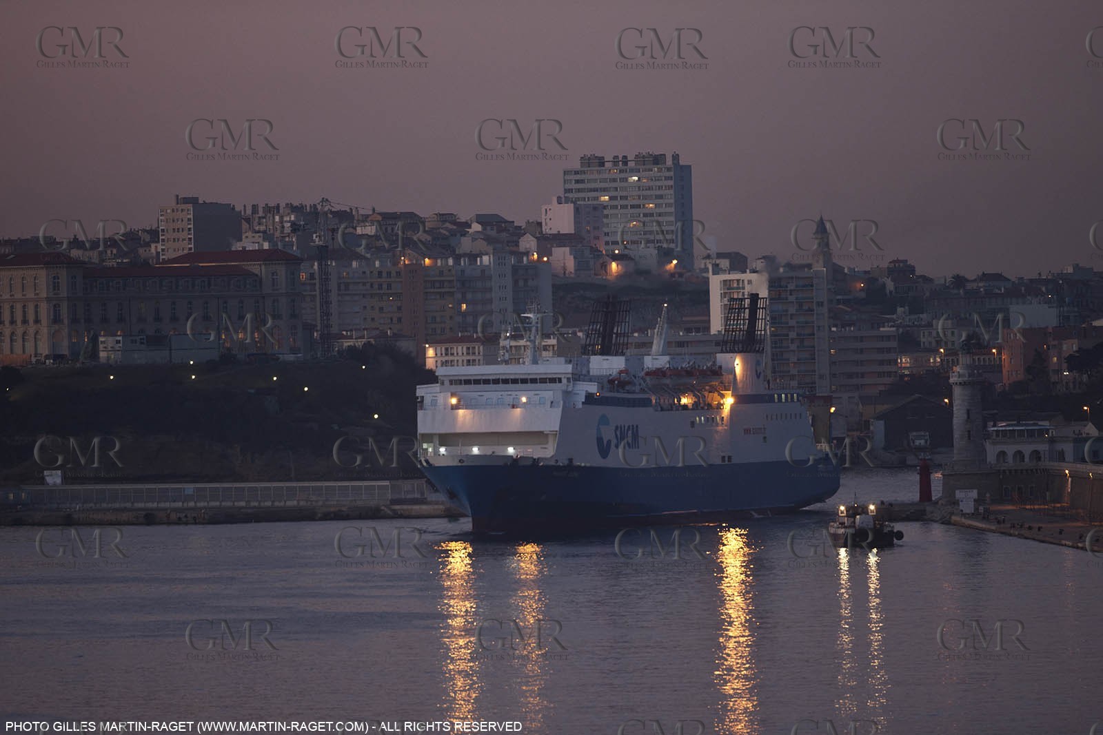 17 02 2012 - Marseille (FRA,13) - Arrivée dans le port de marseille à bord du Piana (Cie La Méridionale)