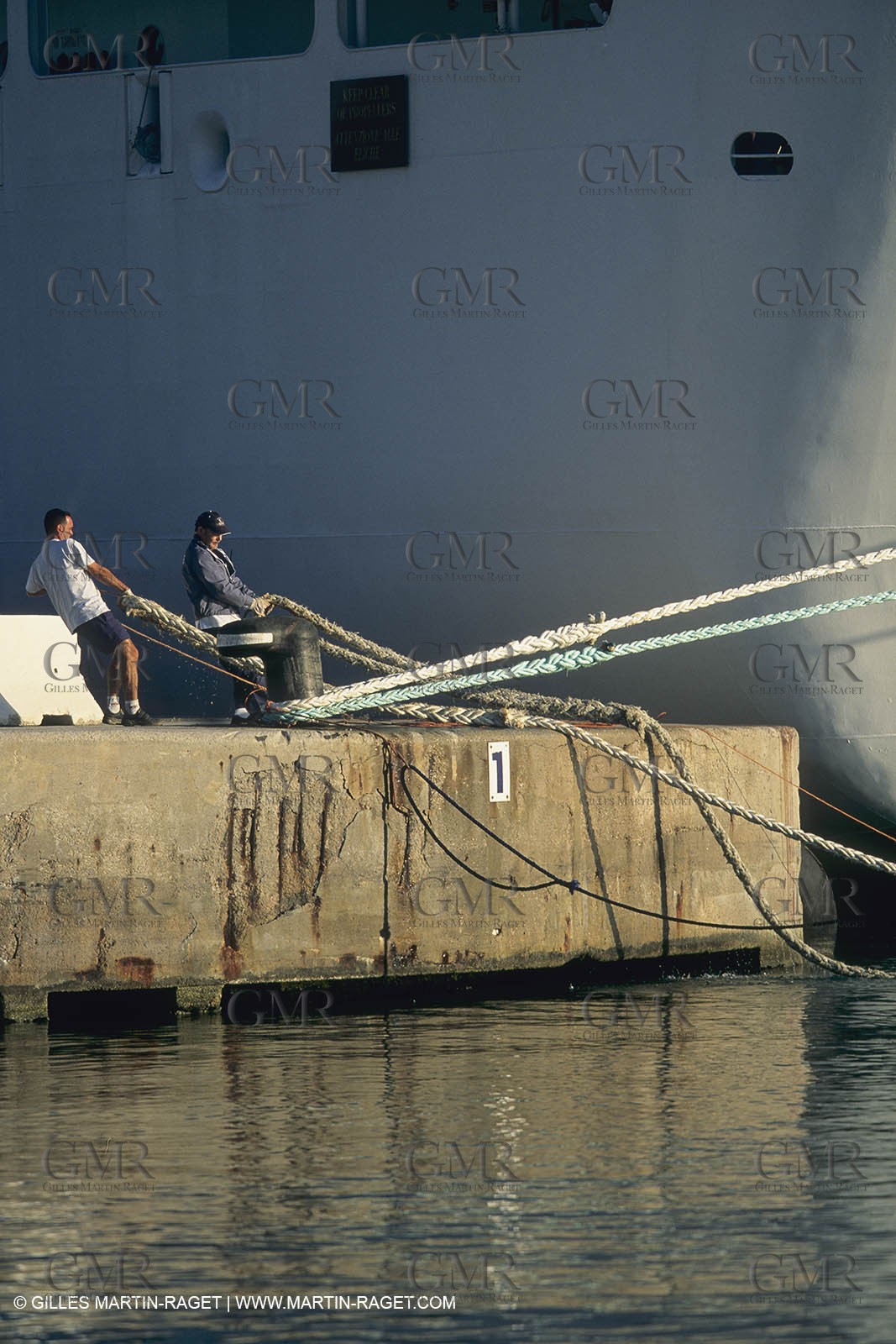 Monde maritime, opérations porturaires, ports, manoeuvres, marine world, harbour operations, maritime shipping,