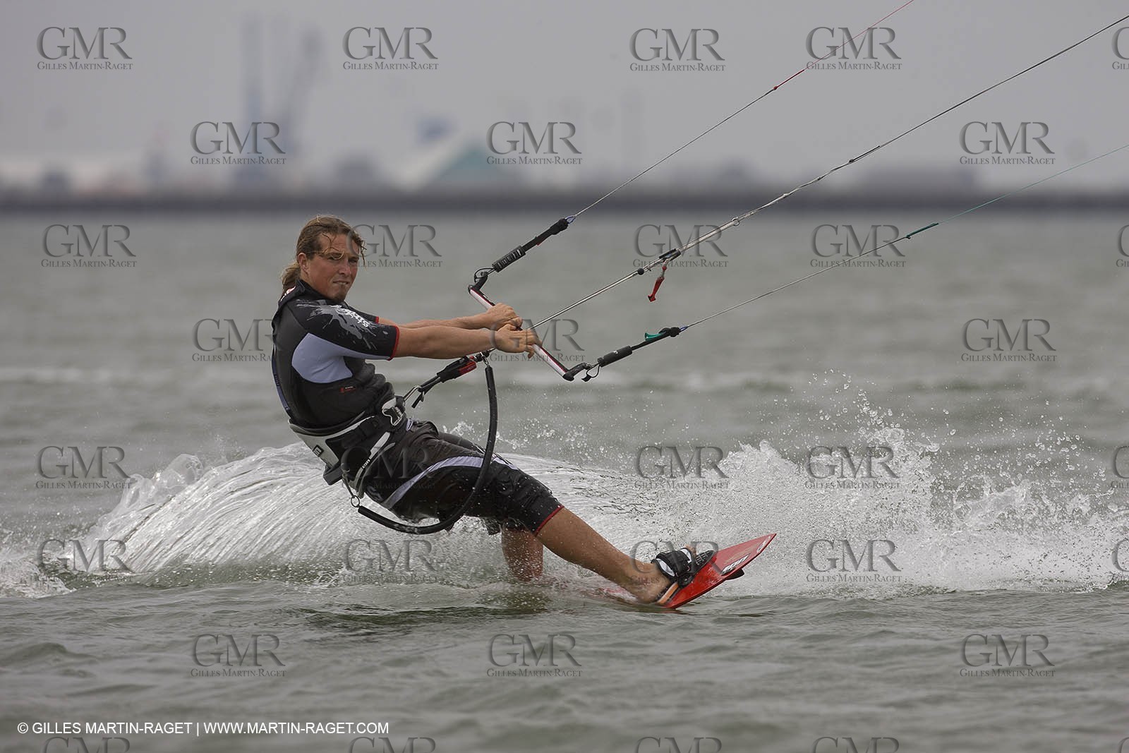 08 05 2008 - Port Saint Louis du Rhône (FRA, 13) - kite surfer Alexandre Caizergues training