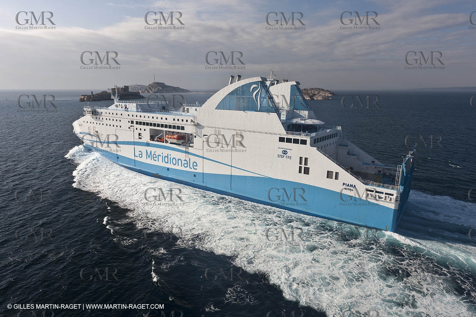 14 01 2012 - Marseille (FRA,13) - Compagnie La Méridionale - le Piana devant Marseille et les Calanques