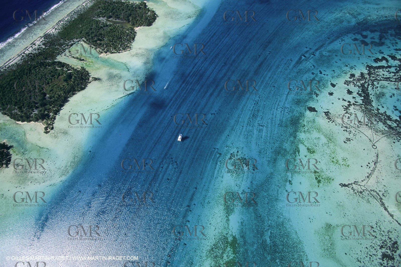 Sailing, cruising, multihulls under sails