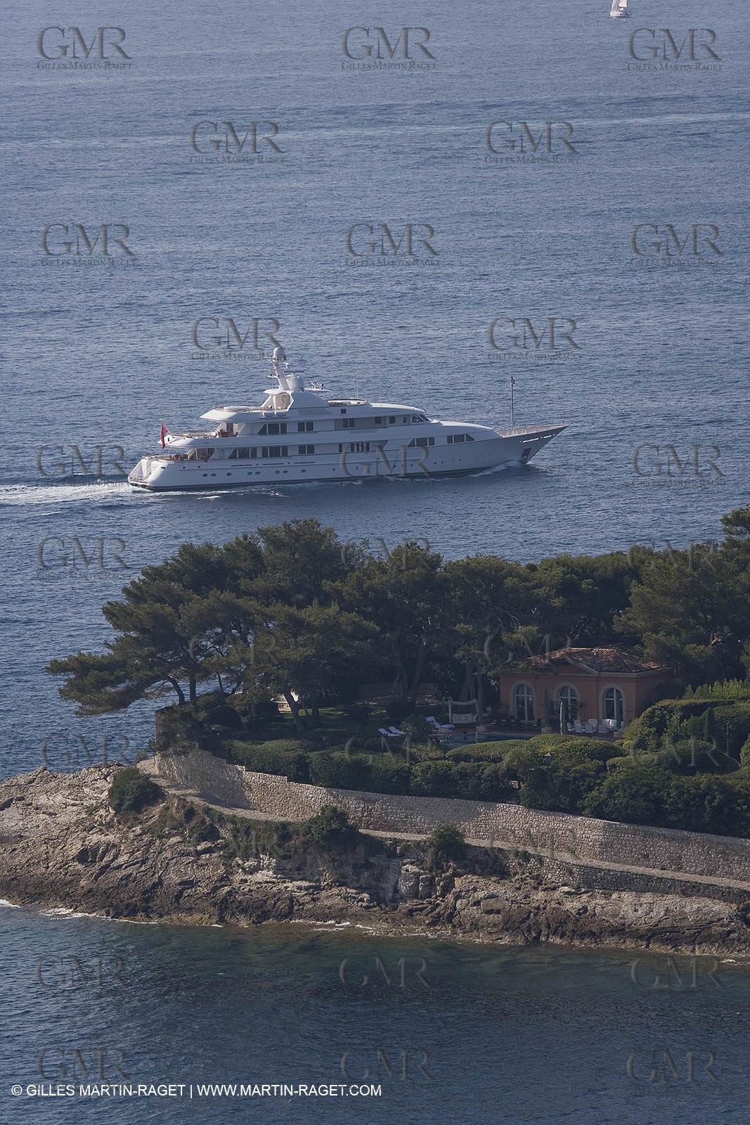 28 07 2007 - St Jean Cap Ferrat - SuperYachts - Motor Yachts - Hampshire