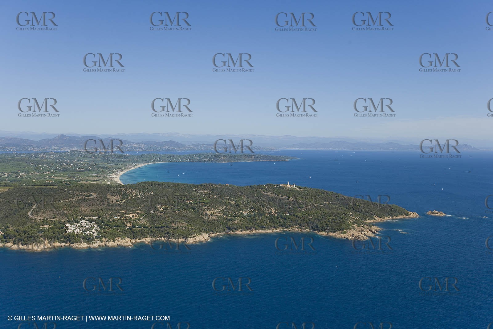 06 09 2007 - Saint Tropez (FRA, 83) - Superyachts - Motoryachts - Mangusta 92 Triple Fun à Saint Tropez - Au mouillage devant le Club 55 à la plage de Pampelonne