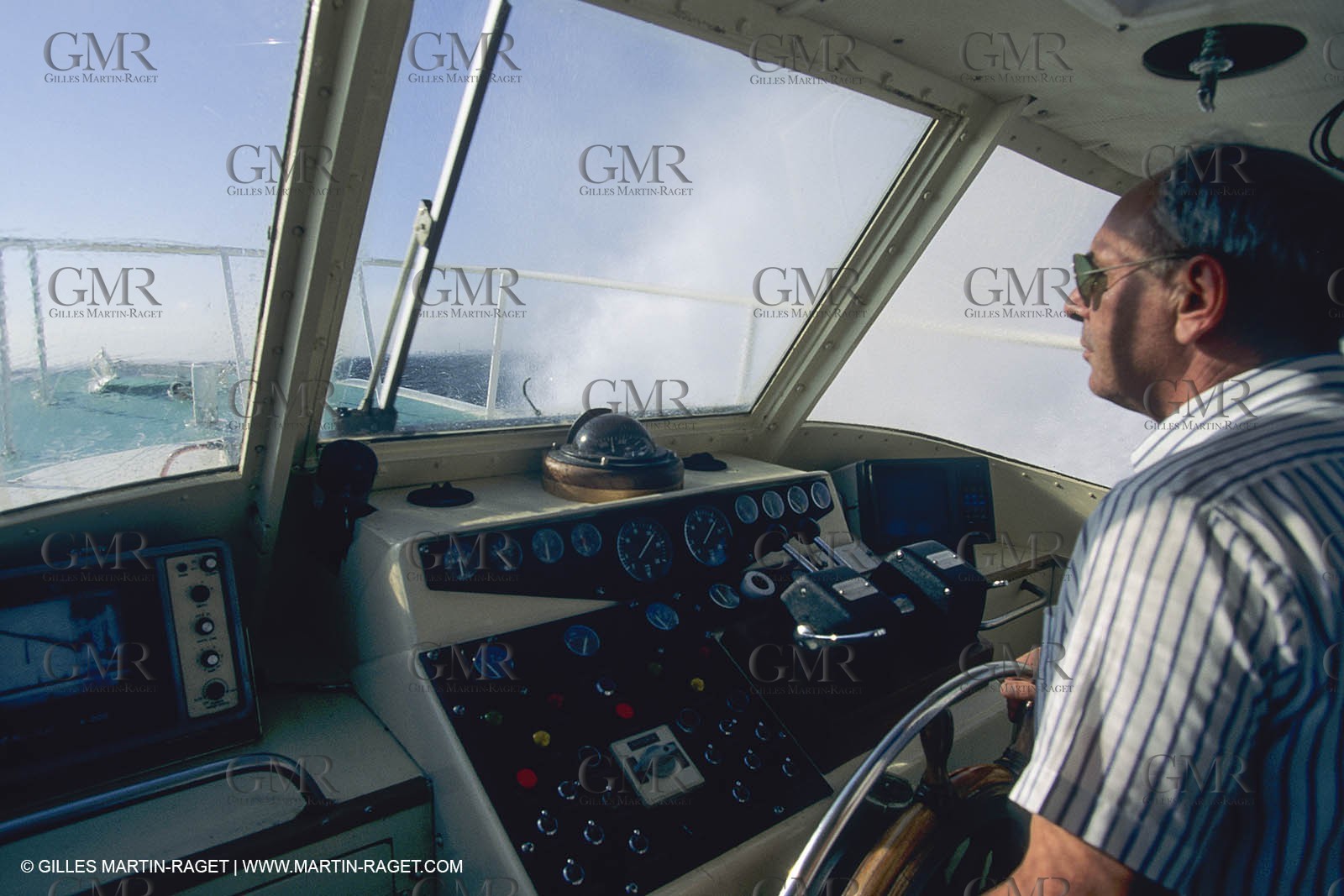 Monde maritime, opérations porturaires, ports, manoeuvres, marine world, harbour operations, maritime shipping,