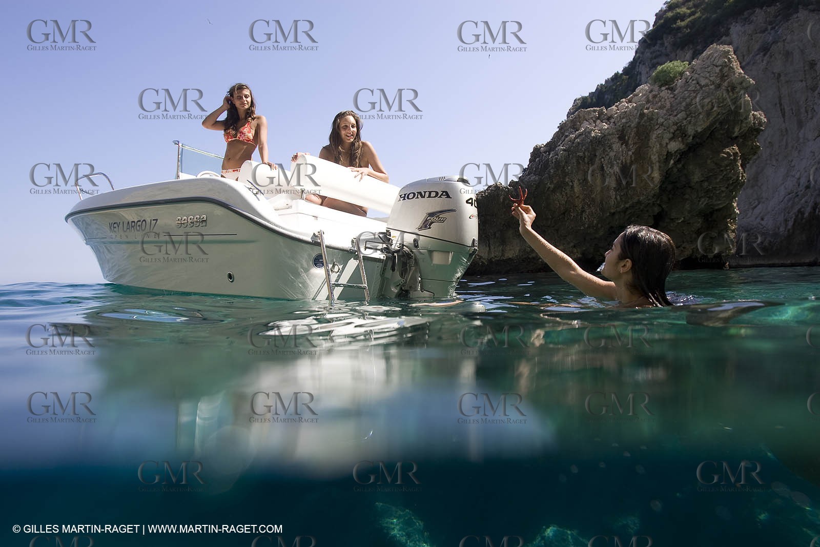 Bateau à Moteur au mouillage