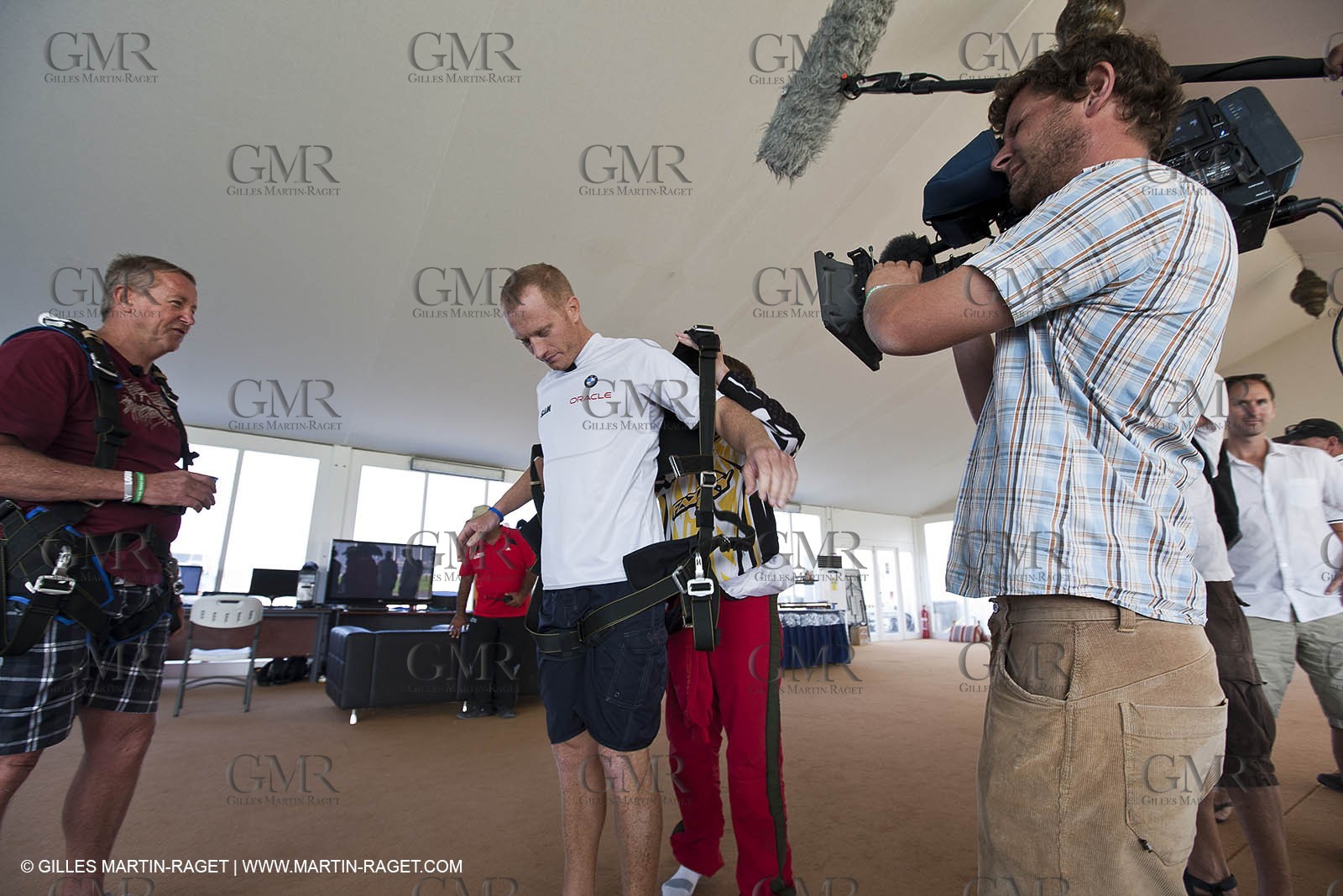21 11 2010 - Dubai (UAE) - Dubai Louis Vuitton Trophy - Day off - James Spithill and Peter Lester go paragliding