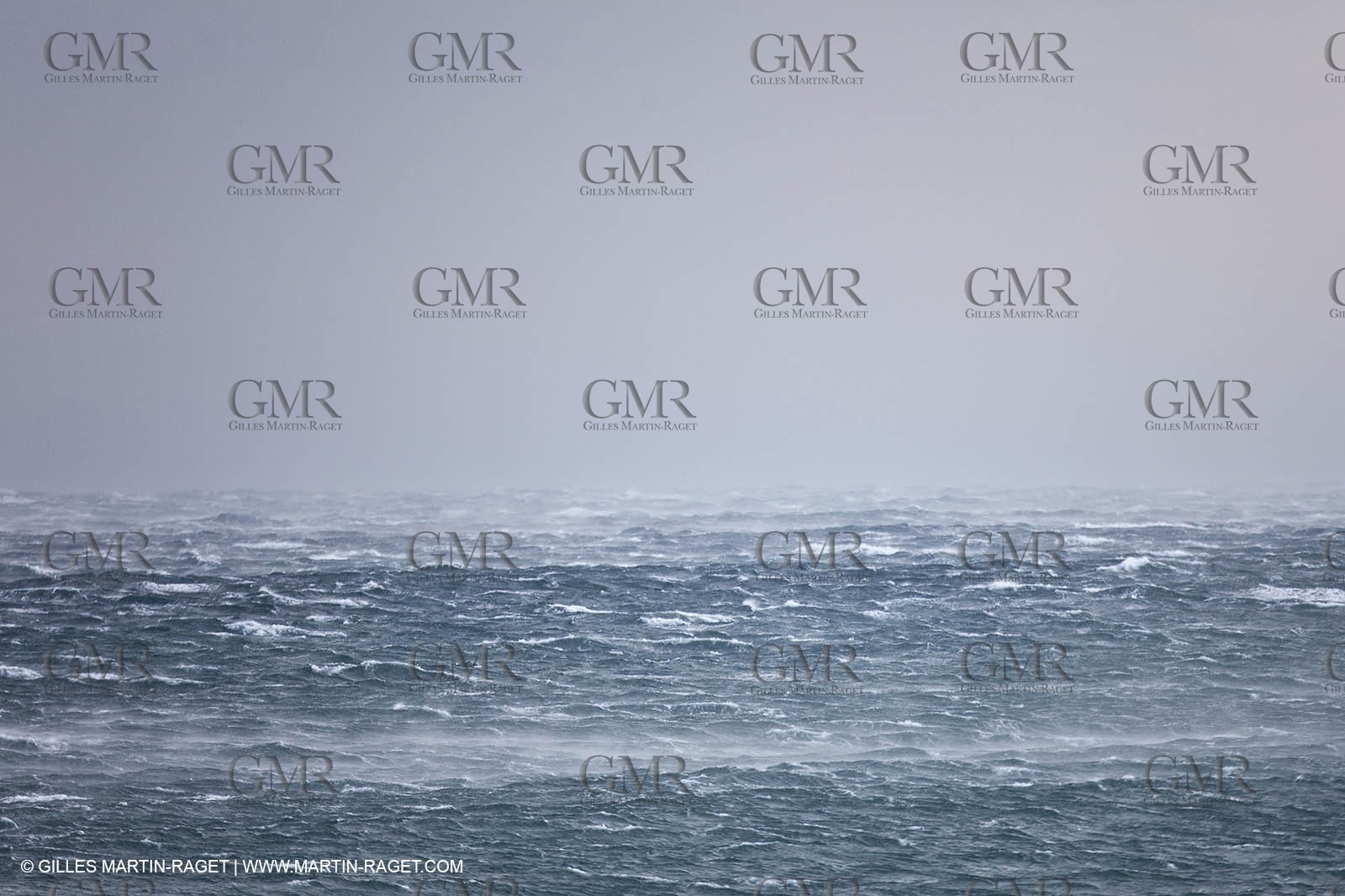 25 10 2010 - Marseille (FRA,13) - Navires au mouillage en raison d'un grève du personnel portuaire