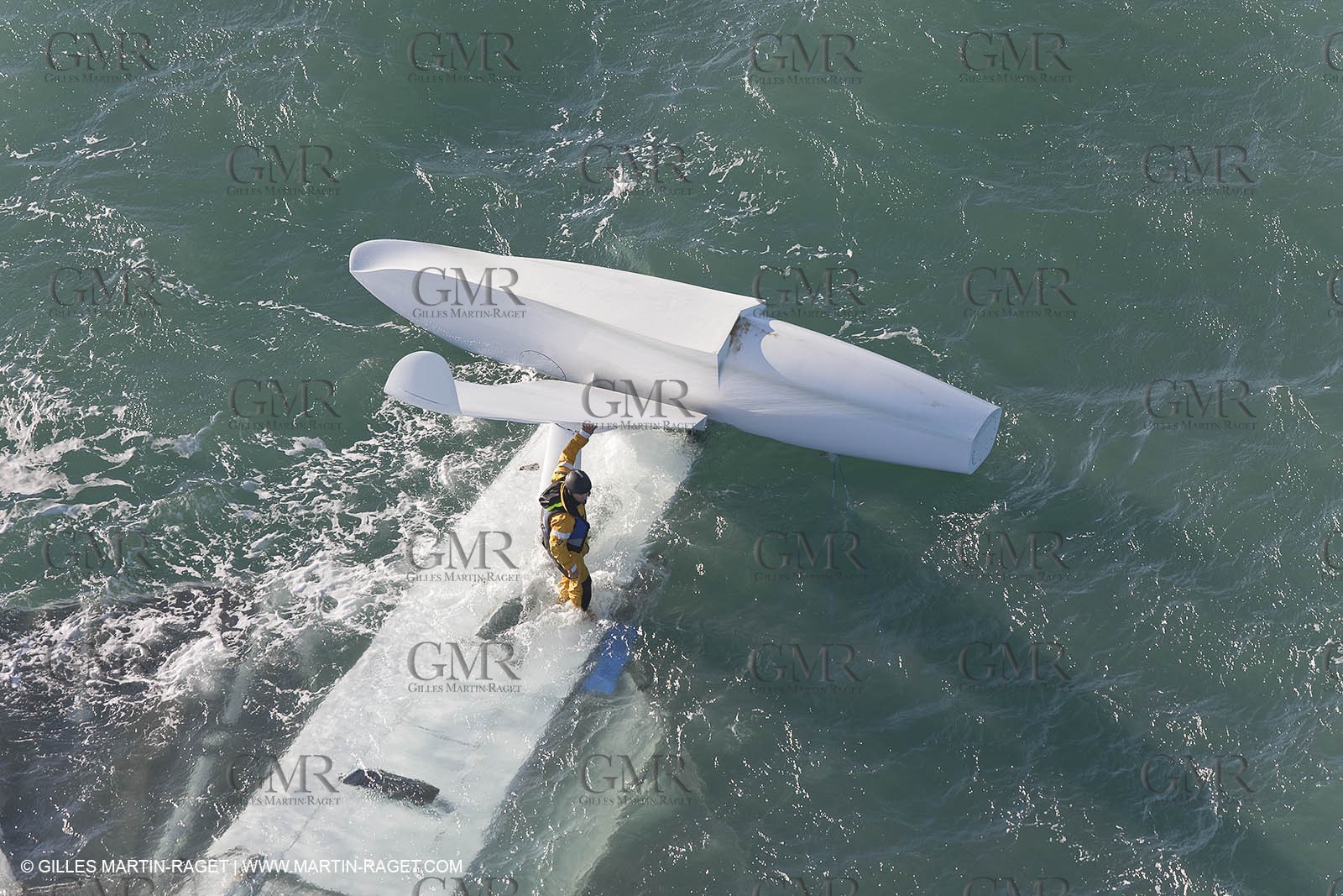 21 12 2008 - Port Saint Louis du Rhône (FRA, 13) - L'Hydroptère peu après son chavirage survenu lors d'une tentative contre le record de vitesse absolu à la voile