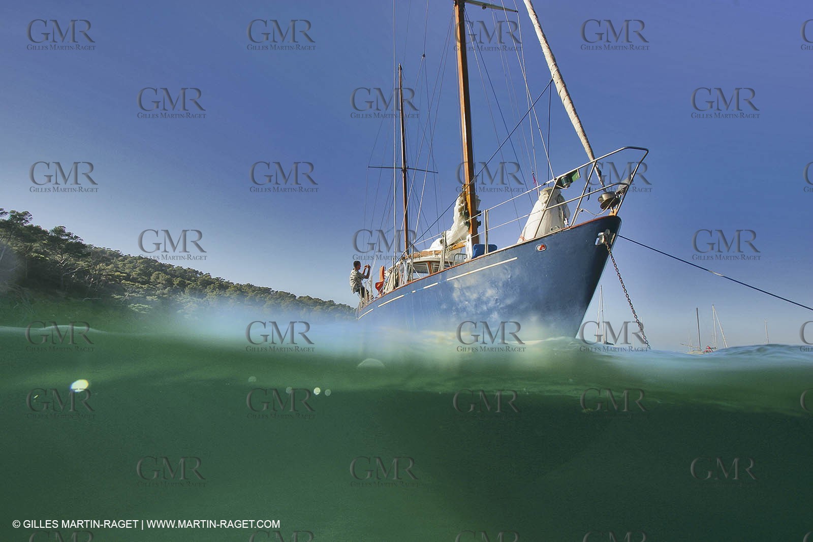 Monocoque de croisiere au mouillage