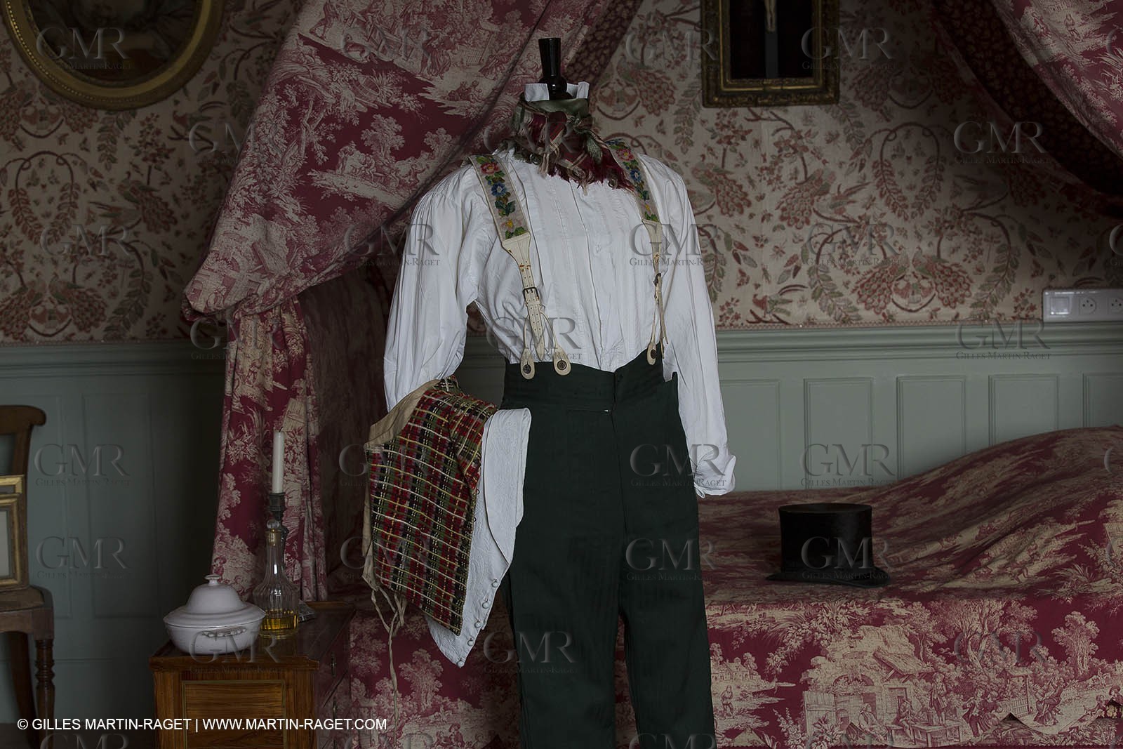 31 10 2013 - Ansouis (FRA,84) - Ansouis castle - Costumes of the exhibit Men costumes