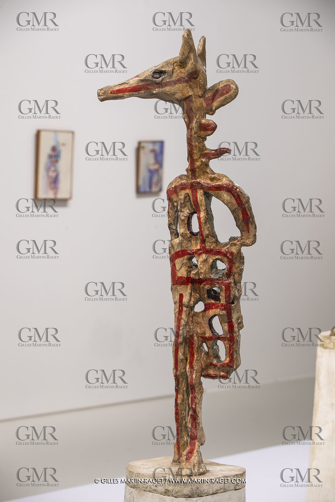 30 10 2023, Montpellier (FRA), oeuvre de Germaine Richier, Exposition Centre Pompidou - Musée Fabre 2023, L'échiquier grand 1959, Plâtre original peint, Pièce unique en 5 éléments. Le cavalier : 169,5 x 37,5 x 41,5 cm;