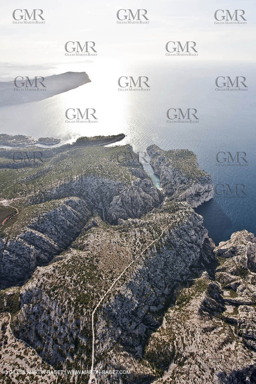 - Baie de Cassis (à g.) - Vallon et calanque d'En Vau (au centre) - vallon et calanque de de L'oule (à dr)