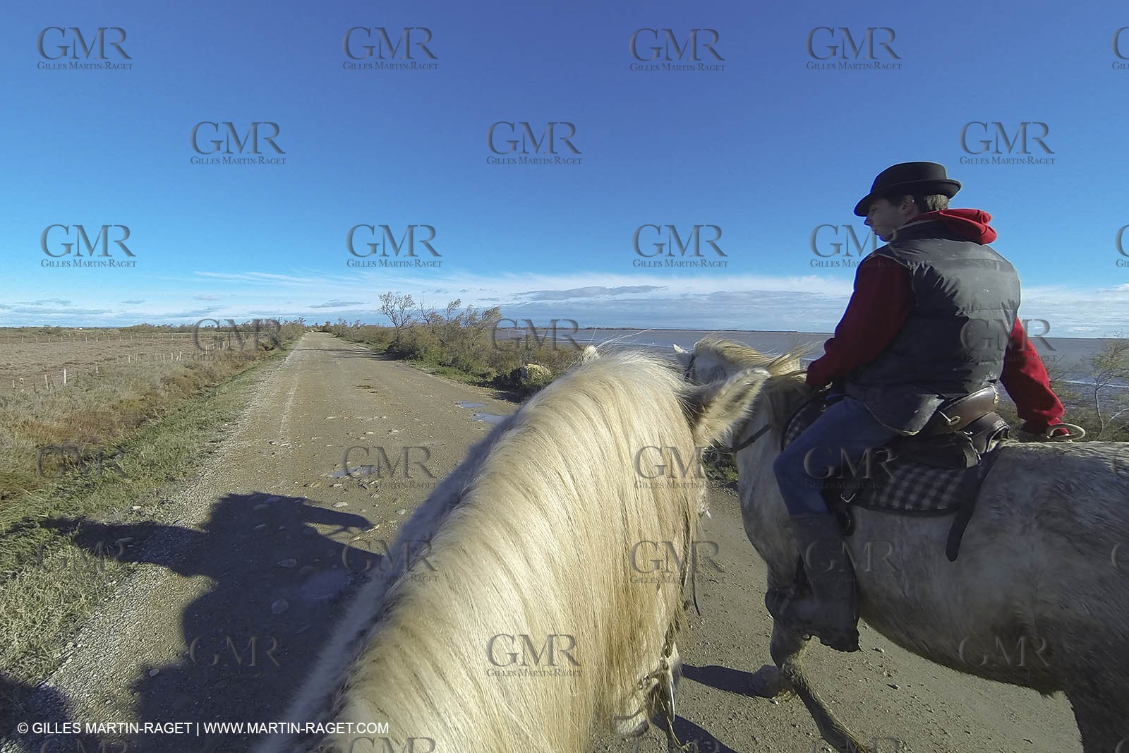 26 12 2013 - Les Saintes Maries de la Mer (FRA,13) - Promenade à cheval au Cabanes de Cacharel