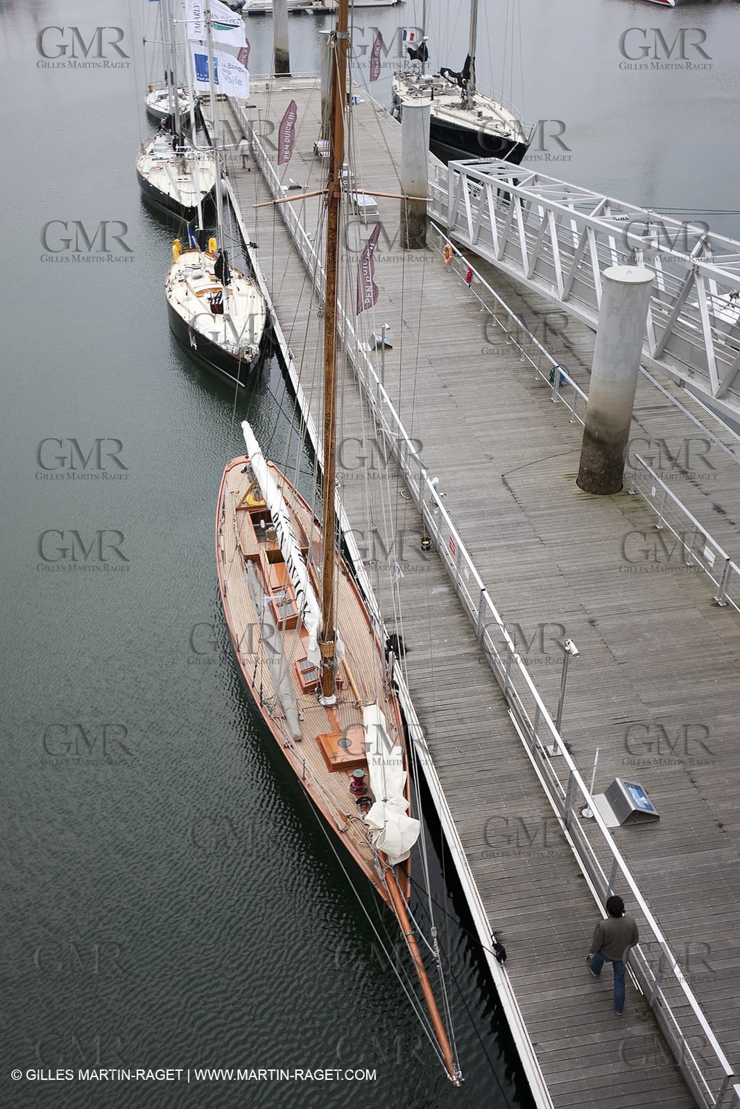 19 05 2010- Lorient- (FRA,56)  - les cinq Pen Duick et l'Hydroptère devant la Cité de la Voile Eric Tabarly