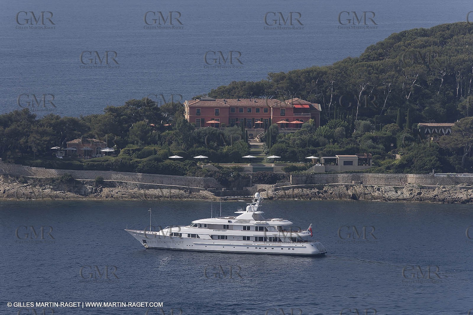 28 07 2007 - St Jean Cap Ferrat - SuperYachts - Motor Yachts - Hampshire