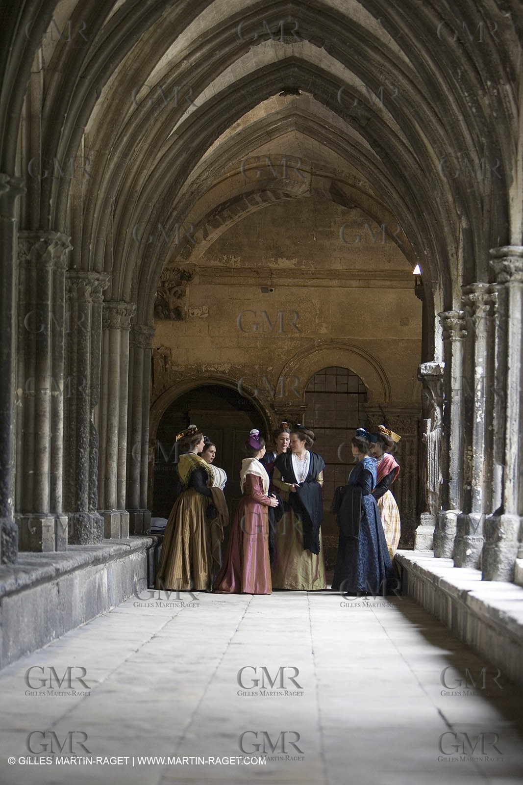 04 03 2007 - Arles - Queen of Arles and her assistants - winter costume trials