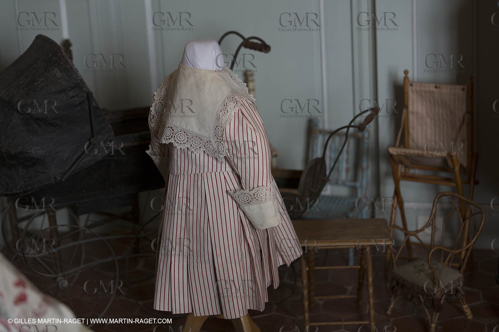 31 10 2013 - Ansouis (FRA,84) - Ansouis castle - Costumes of the exhibit Men costumes