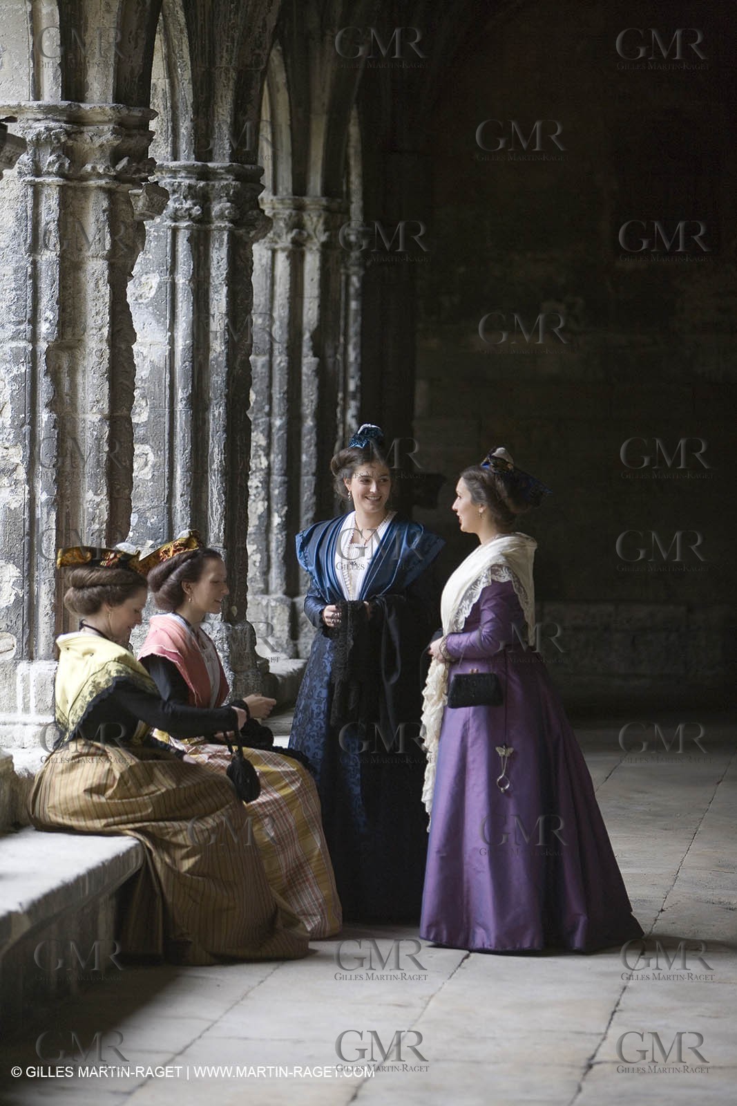 04 03 2007 - Arles - Queen of Arles and her assistants - winter costume trials