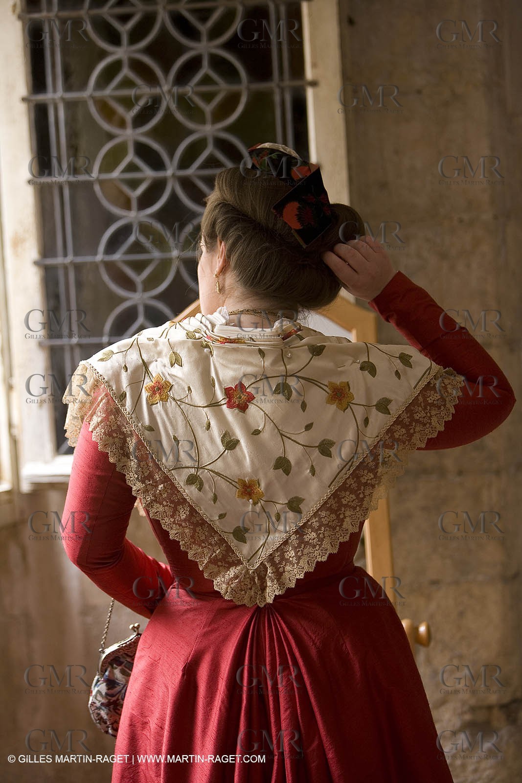 04 03 2007 - Arles (13, FRA) - Reine d'Arles et ses demoiselles d'honneur - Essayages costumes d'hiver