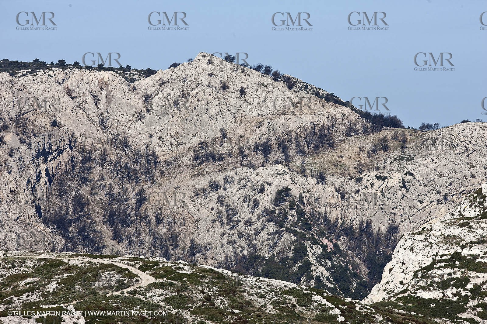 04 04 2009 - Marseille (FRA, 13) - Les Calanques - Fire imprint on the Mrseilleveyre massif under Plateau d' l'homme mort