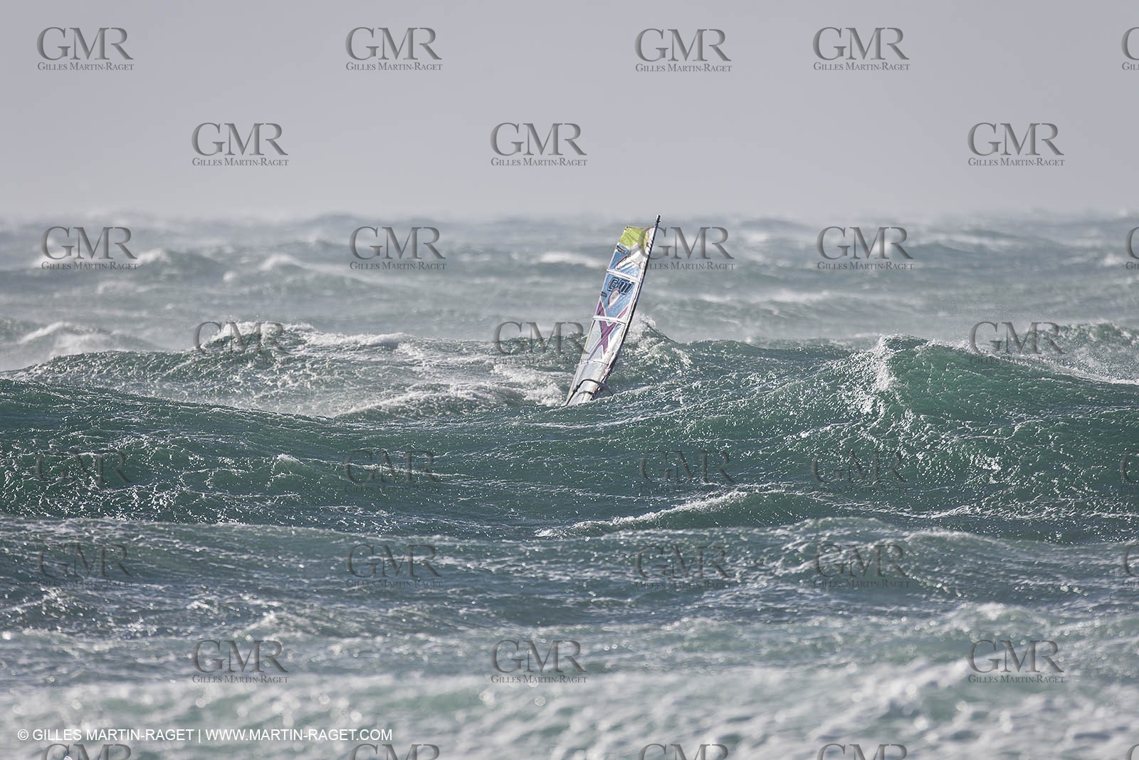 25 10 2010 - Carro (FRA,13) - Force 9 sur le spot de planche à voile