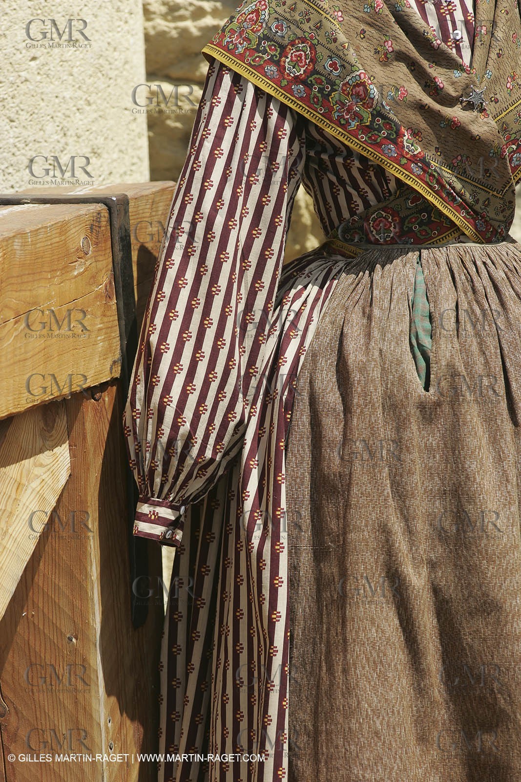 Mai 2004 - La Tour d'Aigues (FRA, 84) Costumes anciens pour l'exposition Femmes du Midi