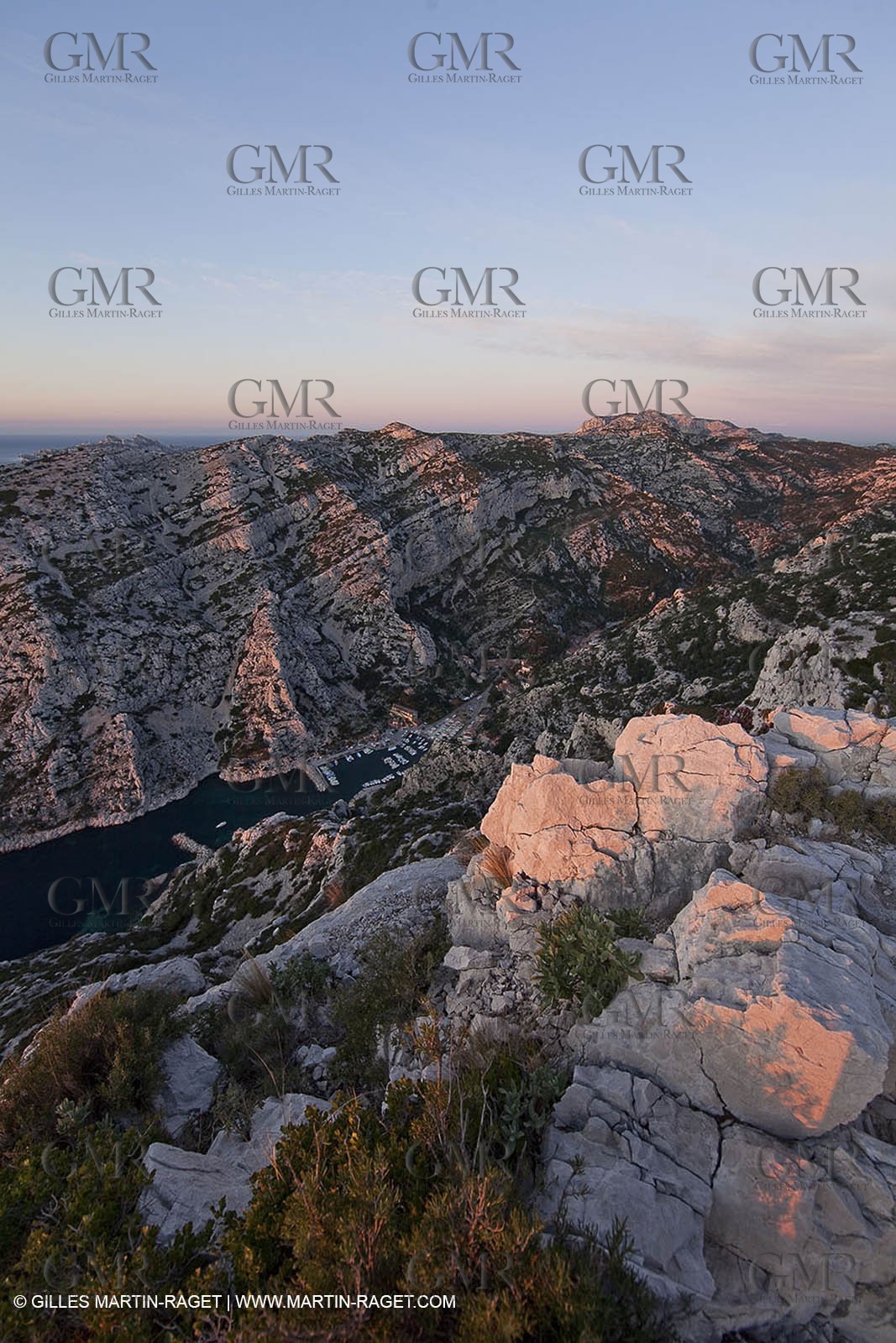 Décember 2009 - Marseille (FRA) - Les Calanques - Morgiou as seen from Sugiton Belvedere