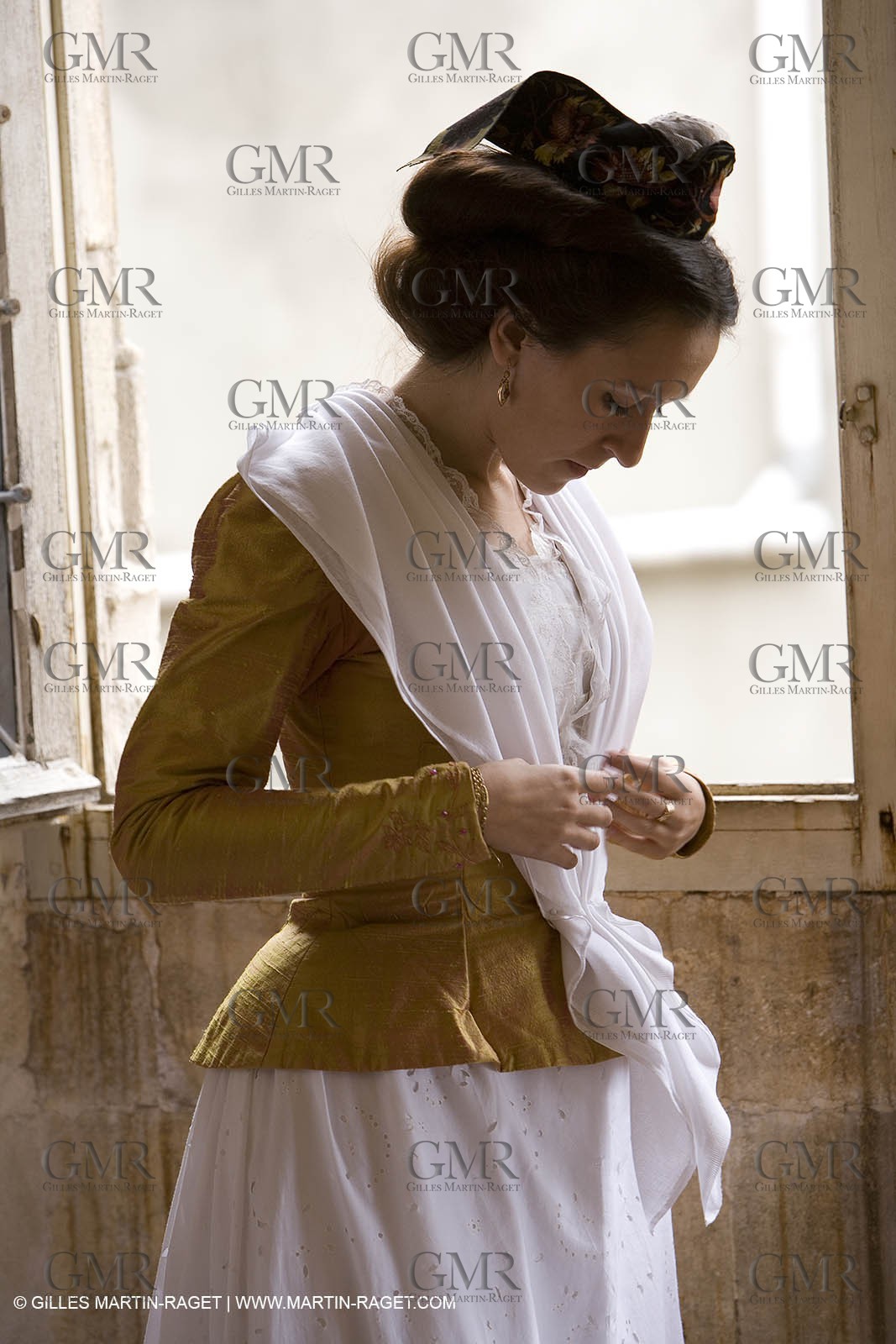 04 03 2007 - Arles - Queen of Arles and her assistants - winter costume trials