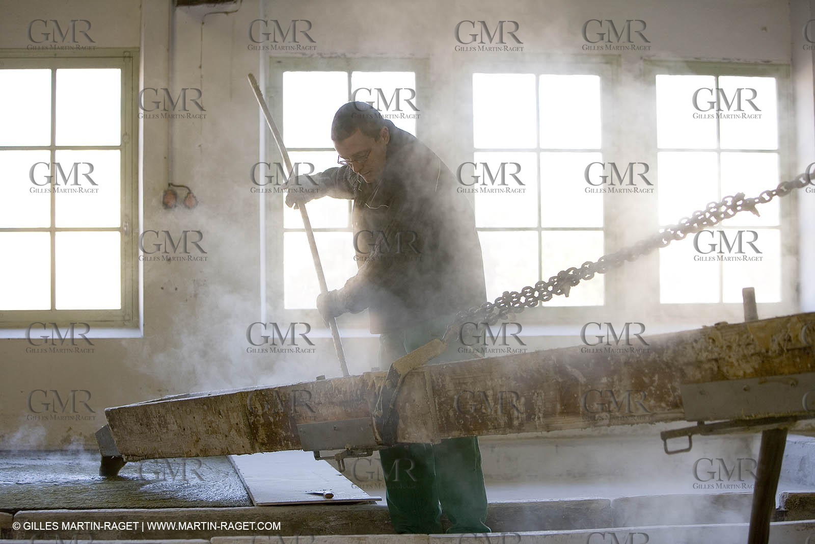 01 02 2007 - Salon de Provence - Fabrication traditionelle du savon de Marseille aux savonneries Marius Fabre - Coulée dans les bacs**01 02 2007 - Salon de Provence - Traditional soap of Marseille making at Marius Fabre soap maker - soap sent in open tanks