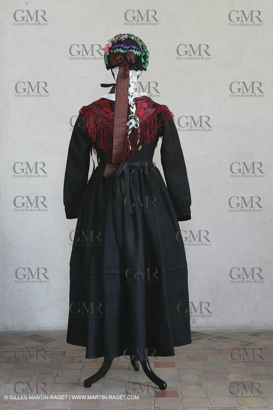 May 2004 - La Tour d'Aigues (FRA, 84) - Old costumes for women of the South exhibition
