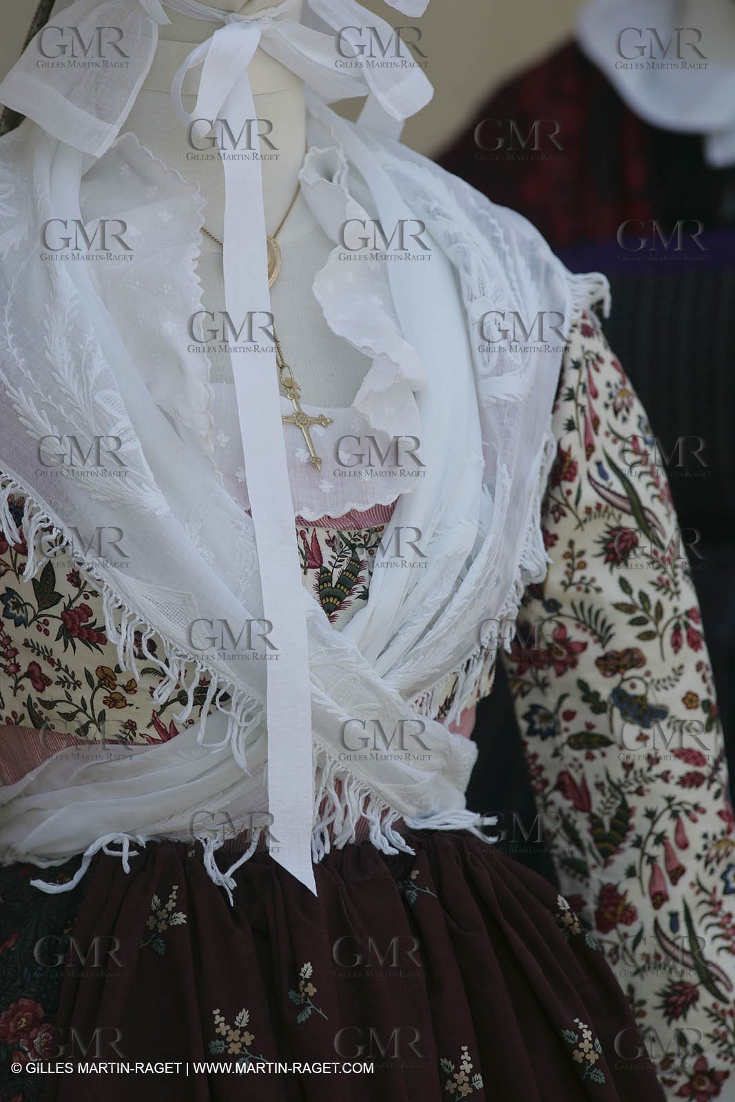 Mai 2004 - La Tour d'Aigues (FRA, 84) Costumes anciens pour l'exposition Femmes du Midi