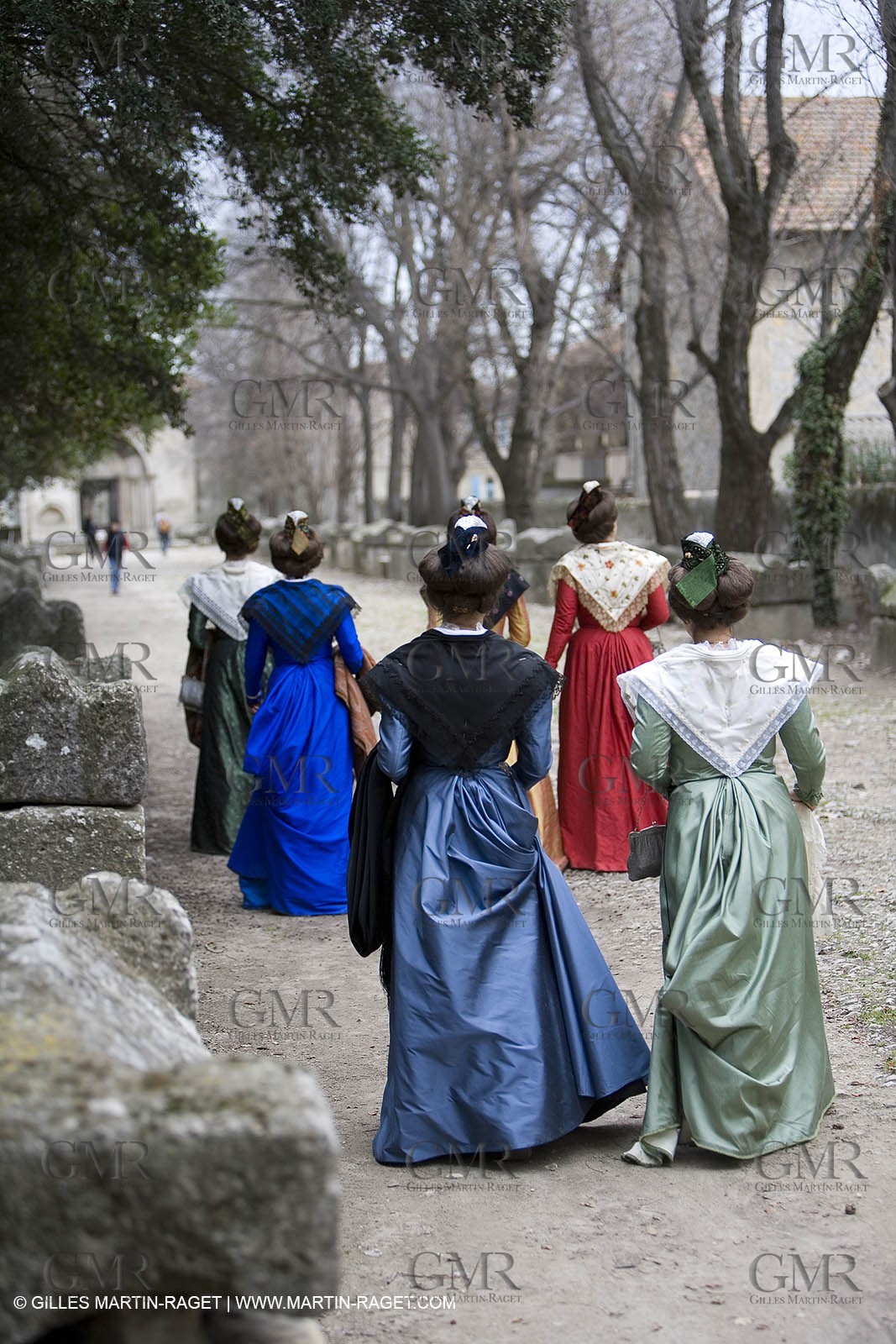 04 03 2007 - Arles - Queen of Arles and her assistants at Les Alyscamps monument