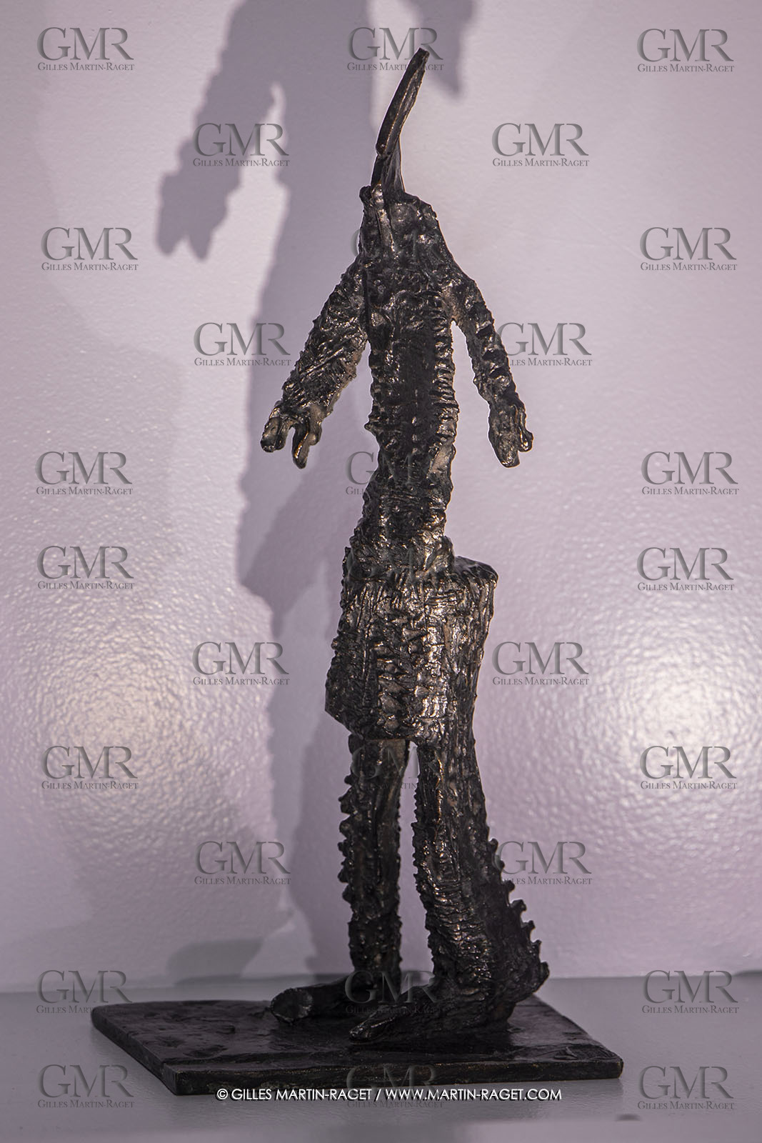 30 10 2023, Montpellier (FRA), oeuvre de Germaine Richier, Exposition Centre Pompidou - Musée Fabre 2023, Guerrier n° 15 1955, Bronze patiné foncé, Numéroté 3 8, Fondeur : C. Vamlsuani, Paris, 27 x 9 x 12,5 cm, Collection famille Germaine Richier