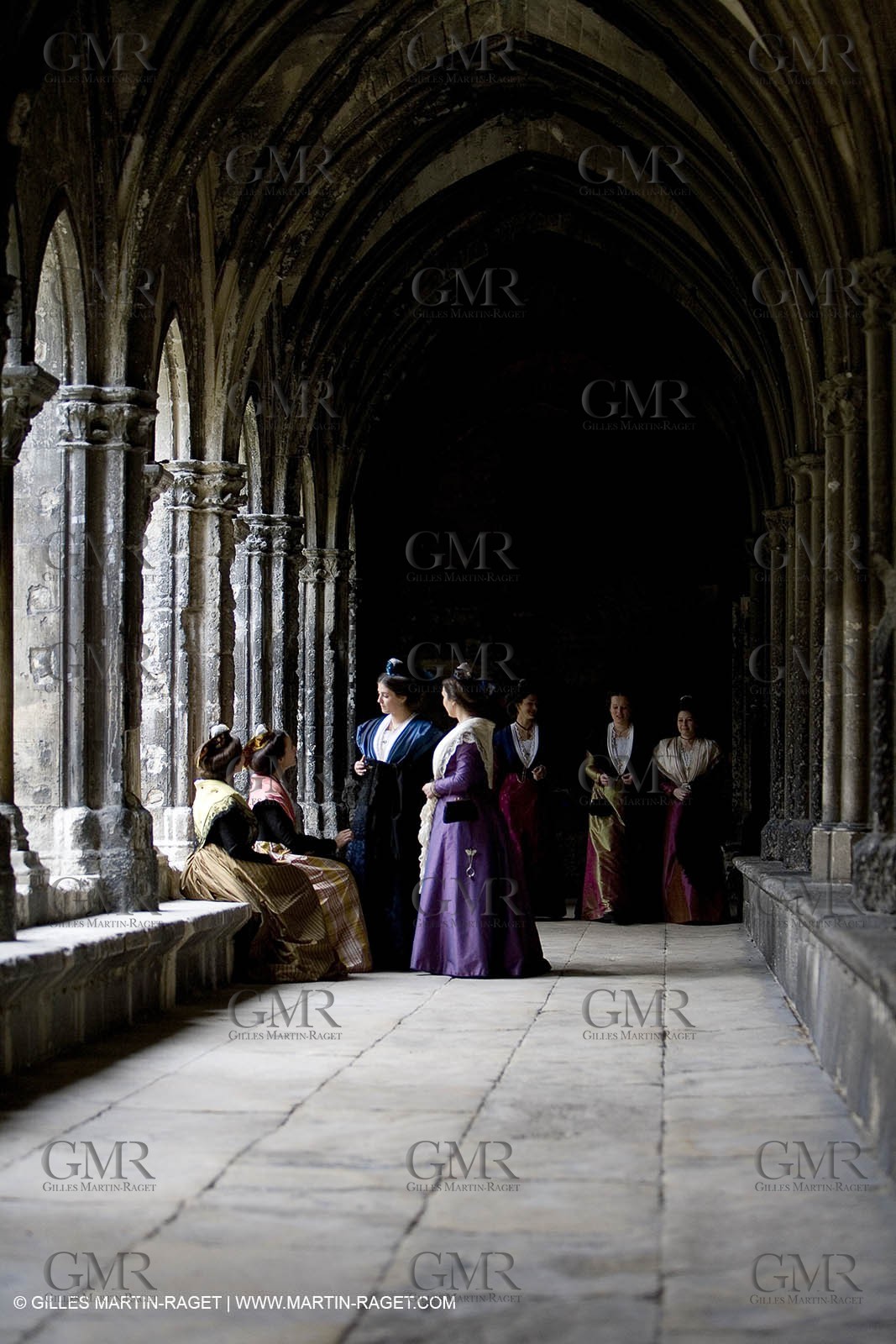 04 03 2007 - Arles - Queen of Arles and her assistants - winter costume trials