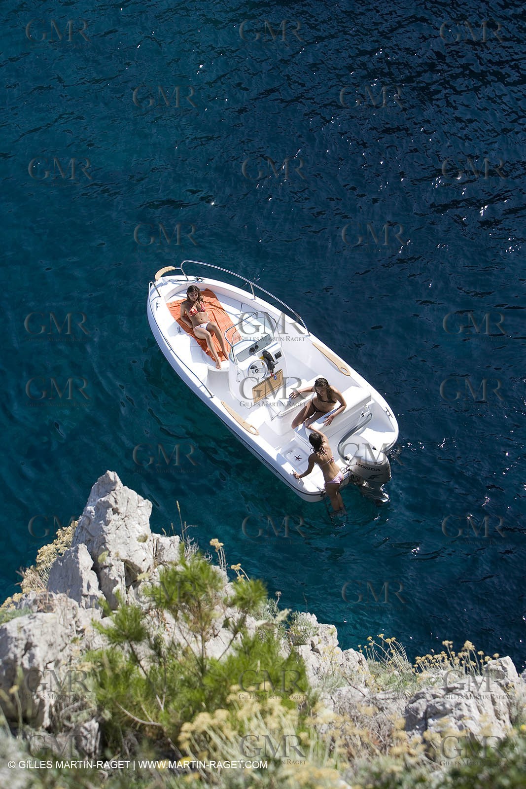 Bateau à Moteur au mouillage