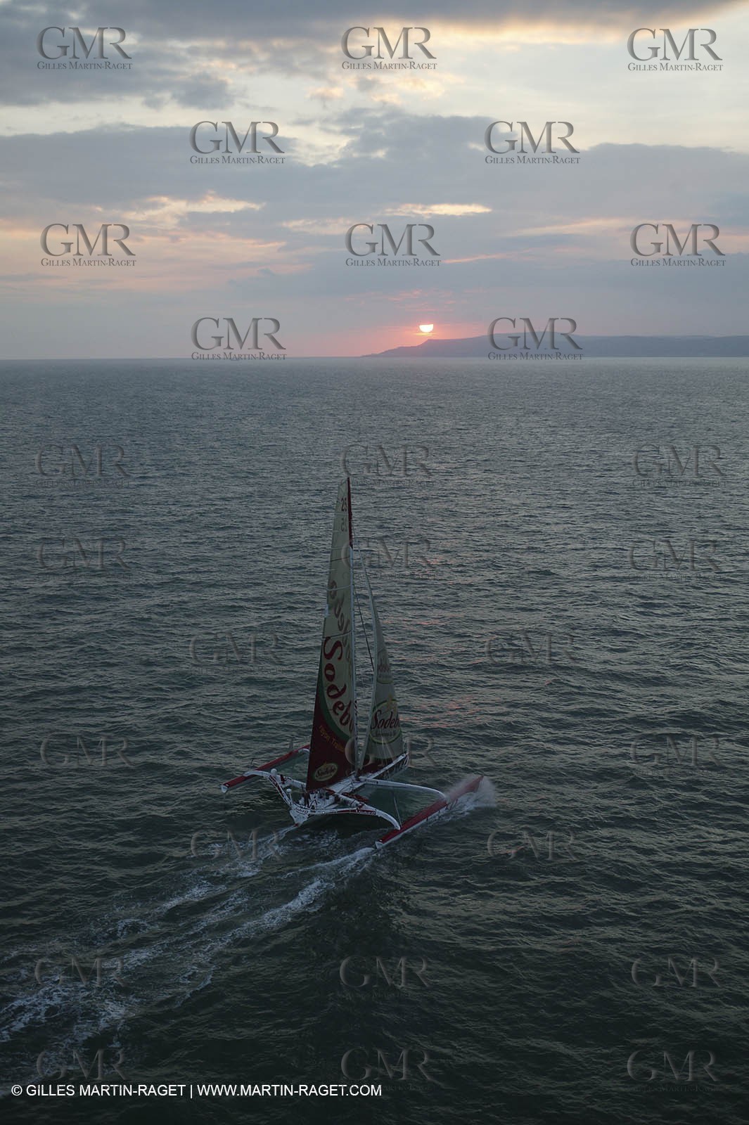 14 08 06 - Isle of Wight (UK) - Thomas Coville beat the round britain island sailing record onboard his 60 trimaran sodebo