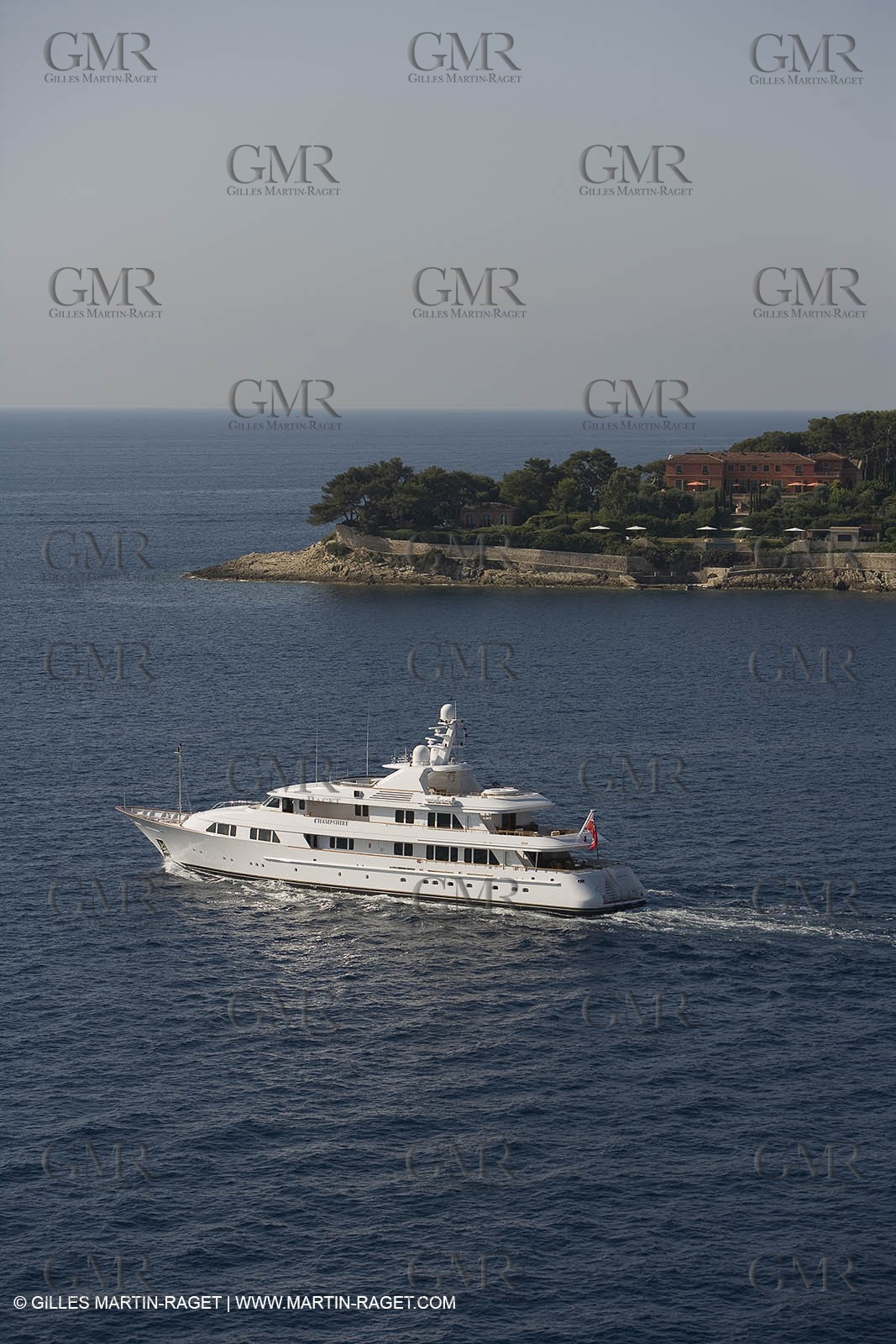 28 07 2007 - St Jean Cap Ferrat - SuperYachts - Motor Yachts - Hampshire
